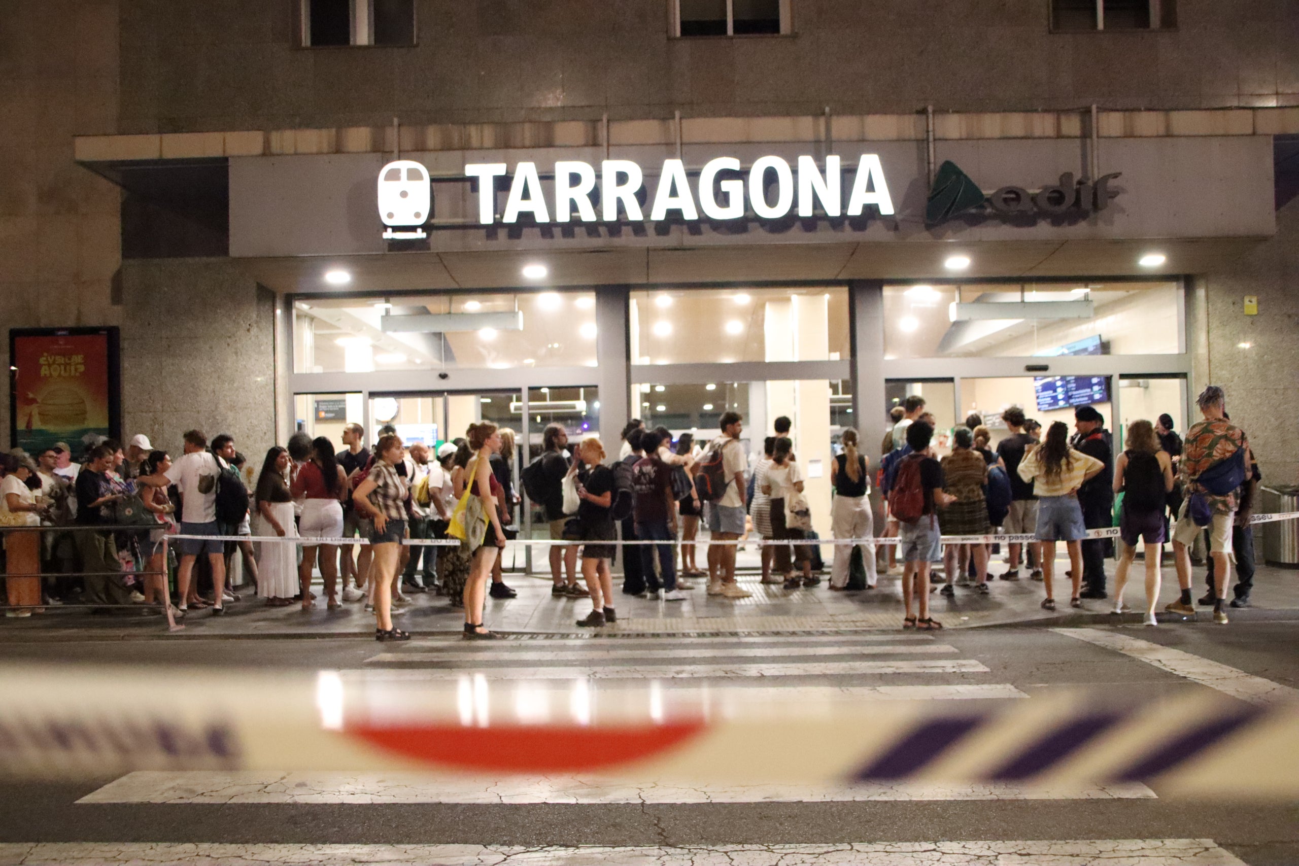 Una cua molt llarga de persones que esperen per agafar un tren a l'estació de Tarragona després de l'eclipsi | Eloi Tost / Blanca Blay (ANC)