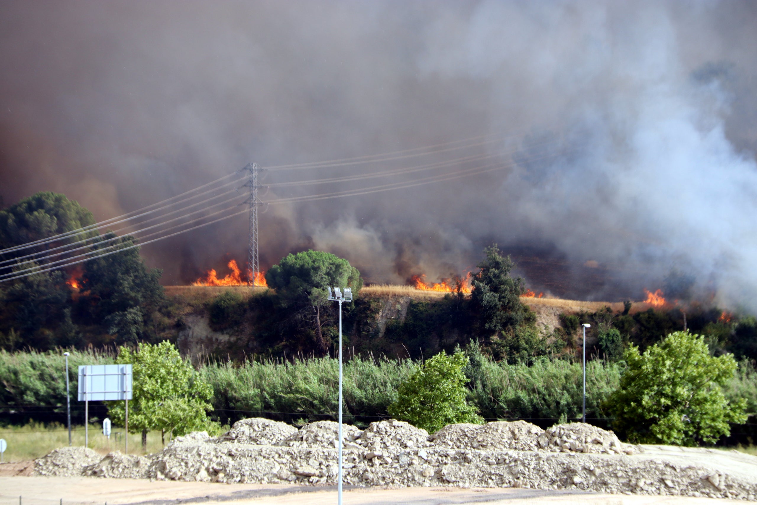 Les flames de l'incendi iniciat a Carme vistes des de Vilanova del Camí | Mar Martí (ACN)
