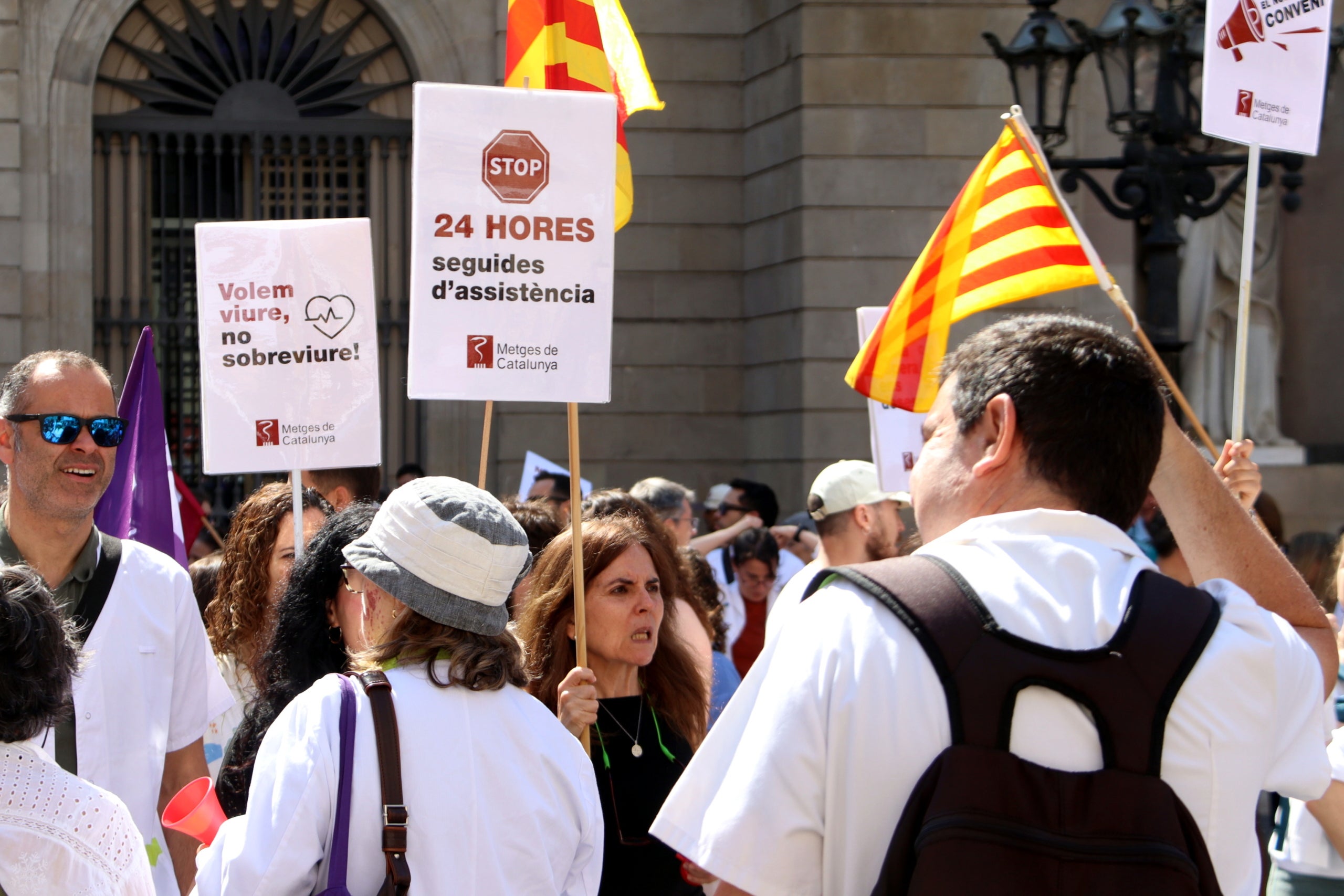 Metges protesten a la plaça de Sant Jaume / ACN