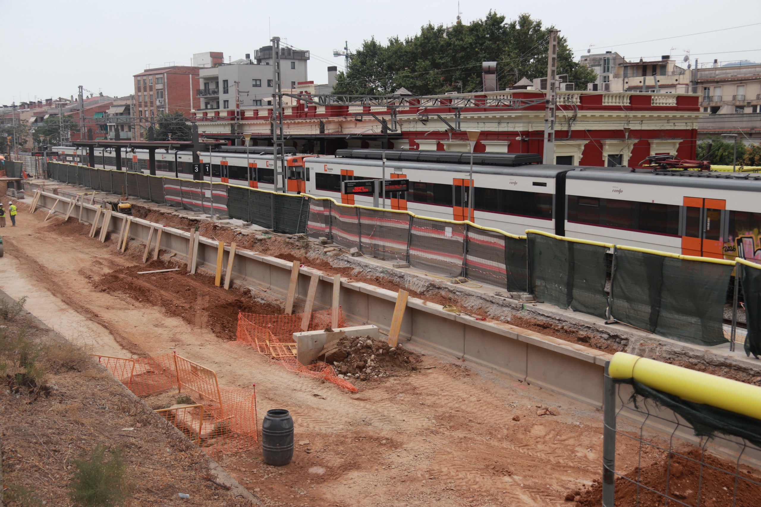 L’estació de Molins de Rei amb la zona d’obres per ampliació just al costat / ACN