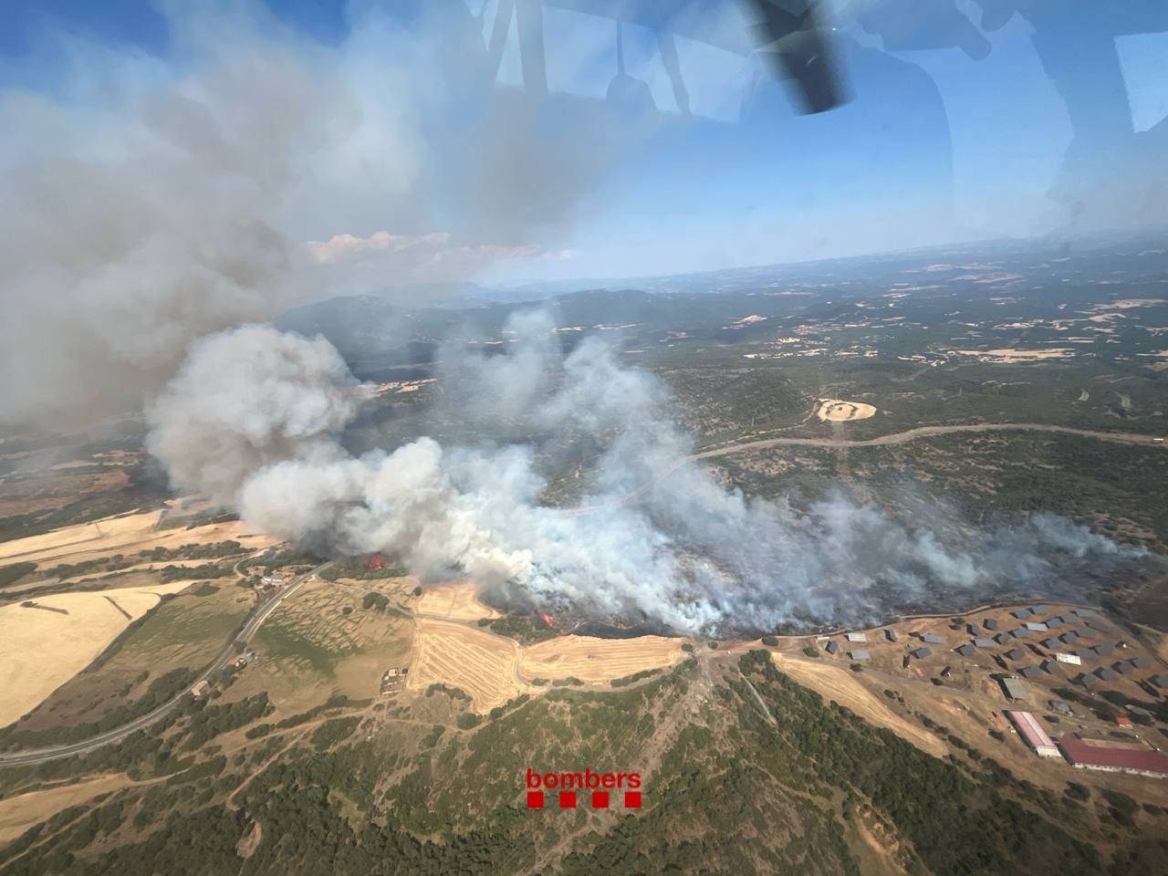 Vista aèria de l'incendi declarat a Artesa de Segre, a la Noguera / Bombers de la Generalitat