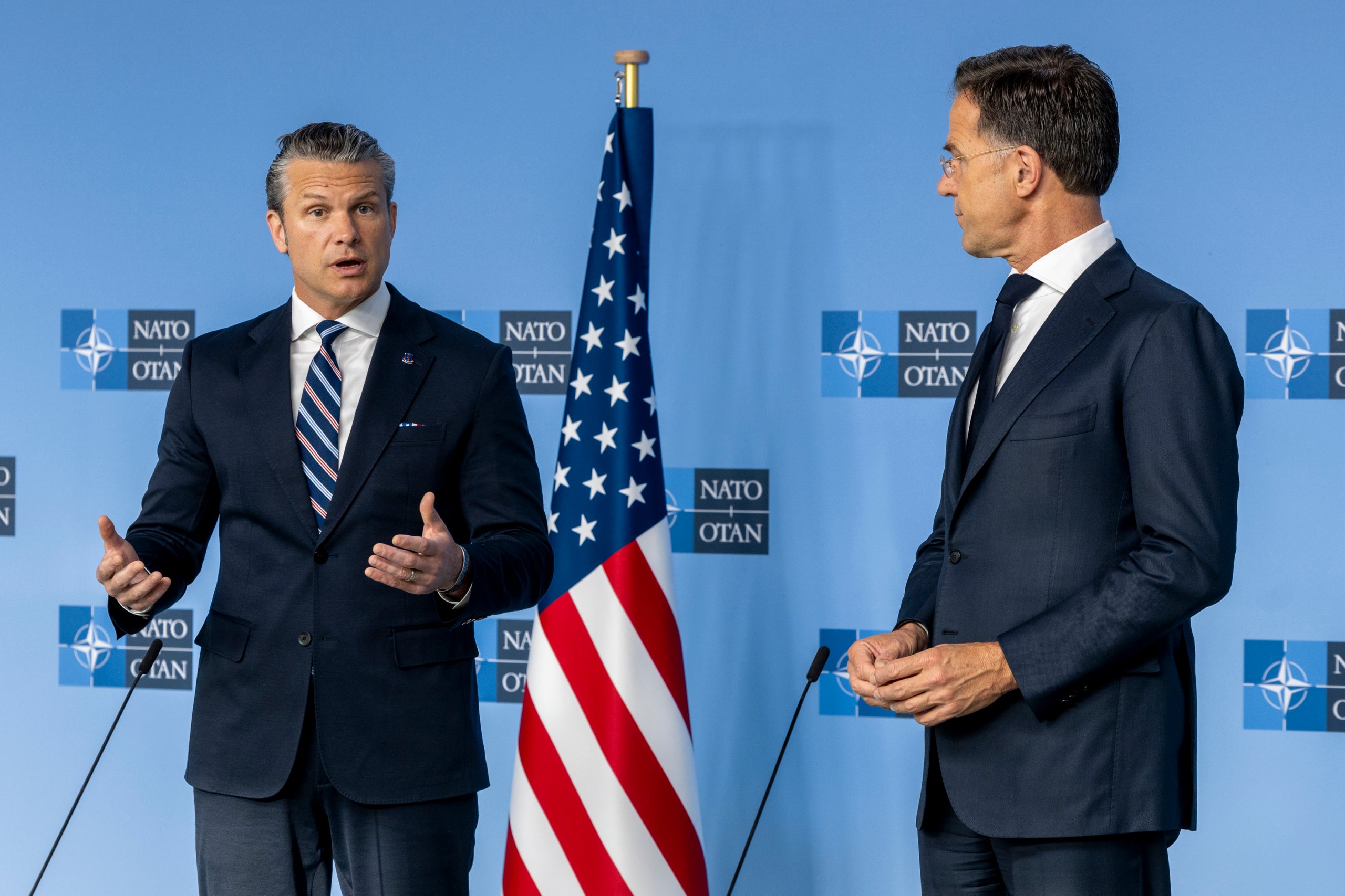 El secretari de Guerra dels EUA, Pete Hegseth, i el secretari general de l'OTAN, Mark Rutte, en una atenció als mitjans | OTAN 