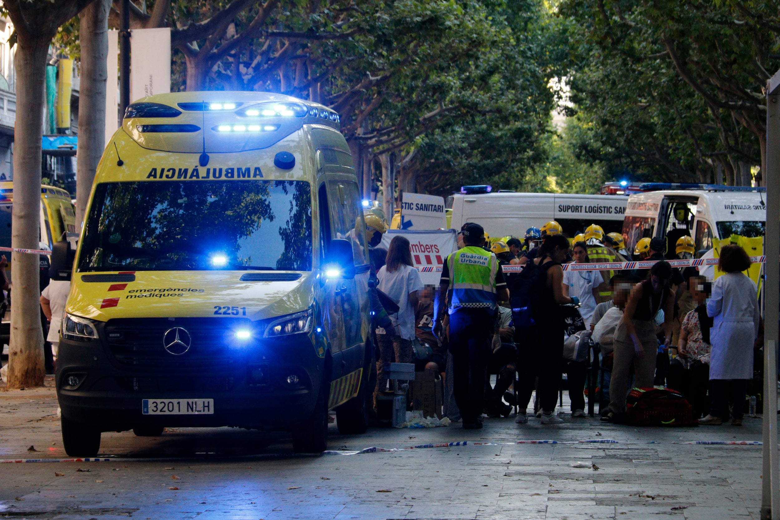 Efectius del SEM atenen ferits al mig de la rambla de Ferran de Lleida arran de l'accident d'un autocar / ACN