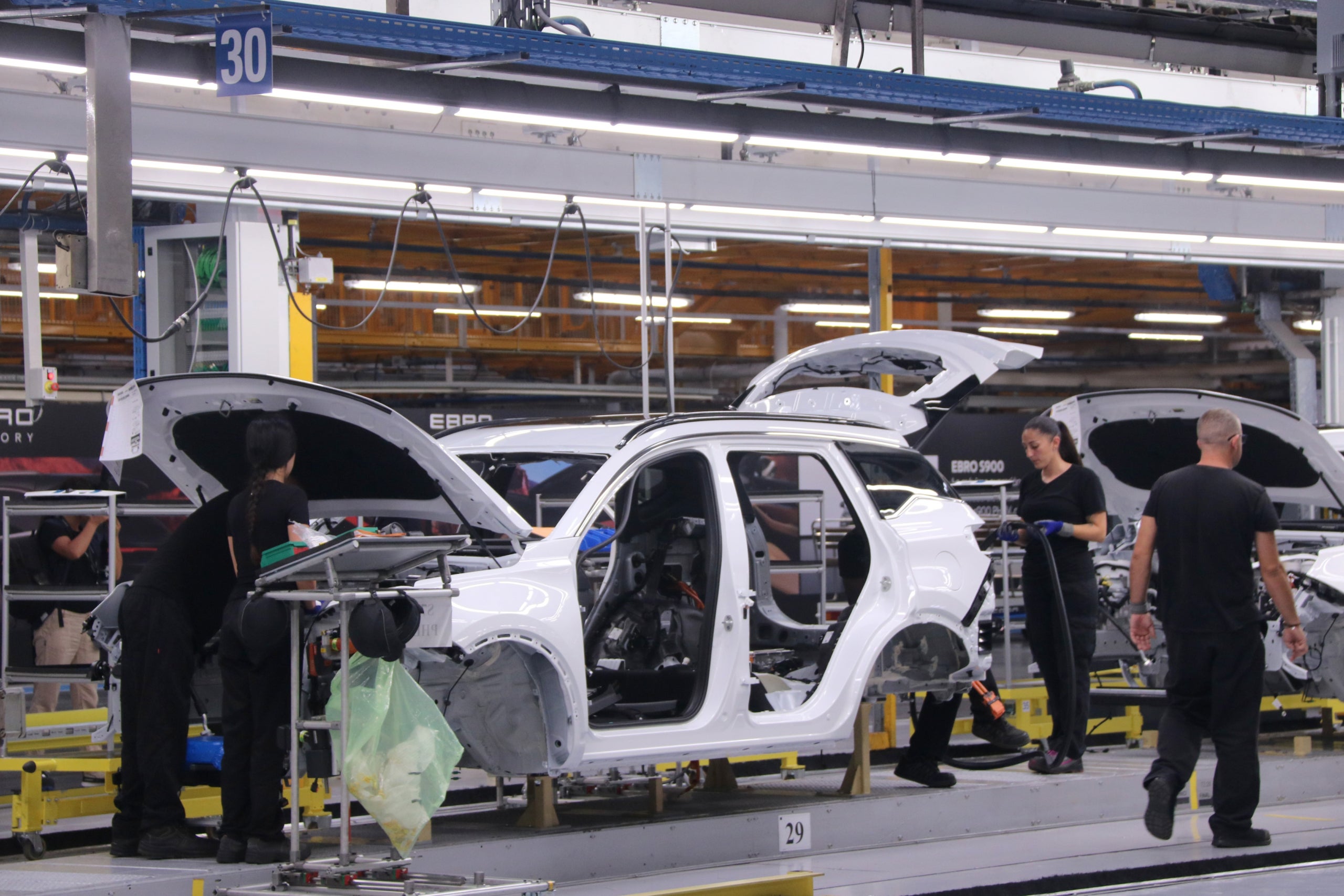Un cotxe en fabricació a la nova línia de producció M1 d'Ebro a la planta de la Zona Franca / ACN
