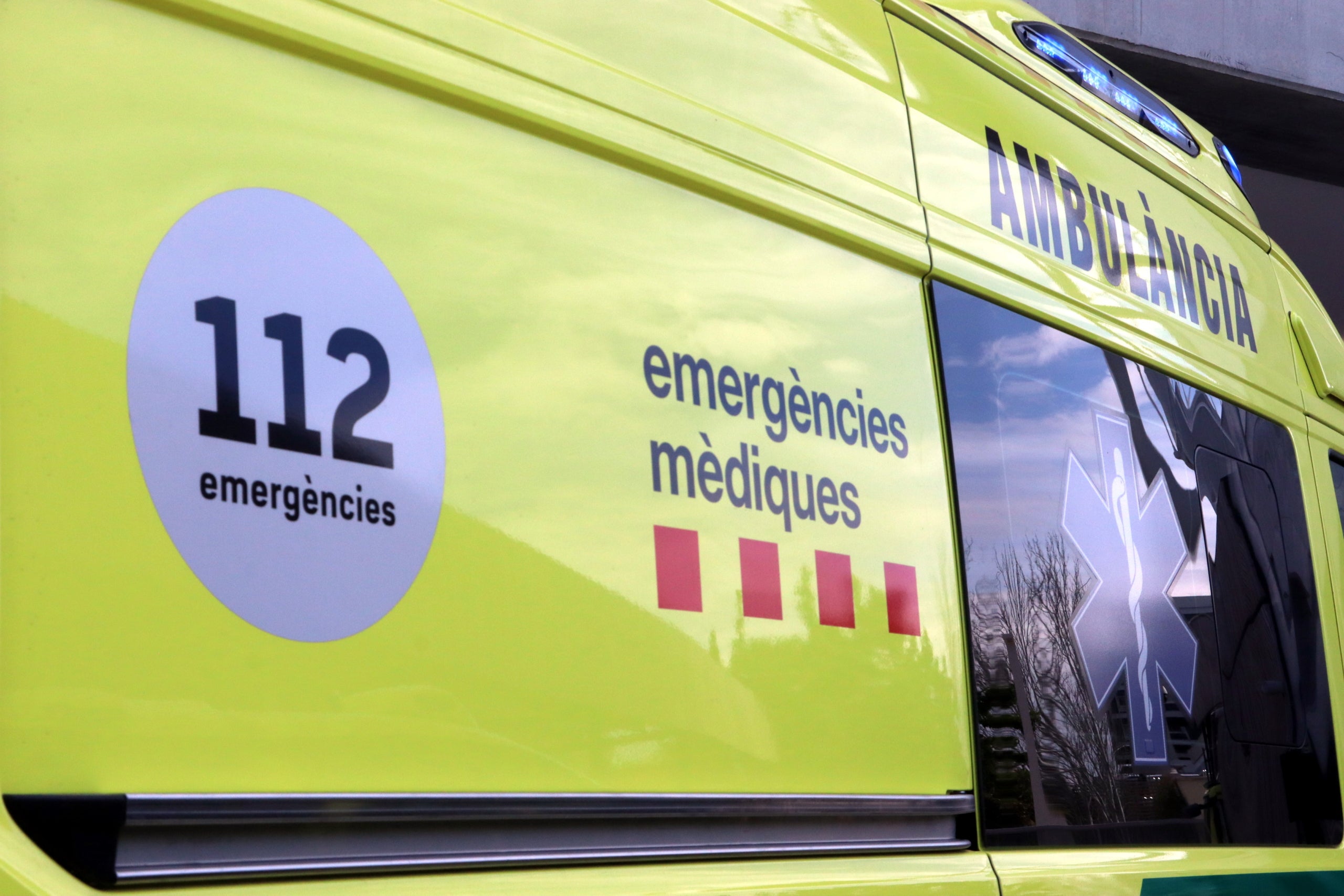 Lateral d'una ambulància del SEM per atendre emergències mèdiques, amb el telèfon 112.  | Laura Fíguls (ACN)
