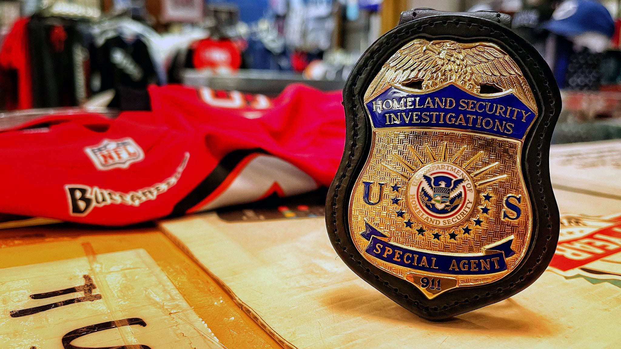 Una imagen de la placa de Homeland Security Investigations/HSI