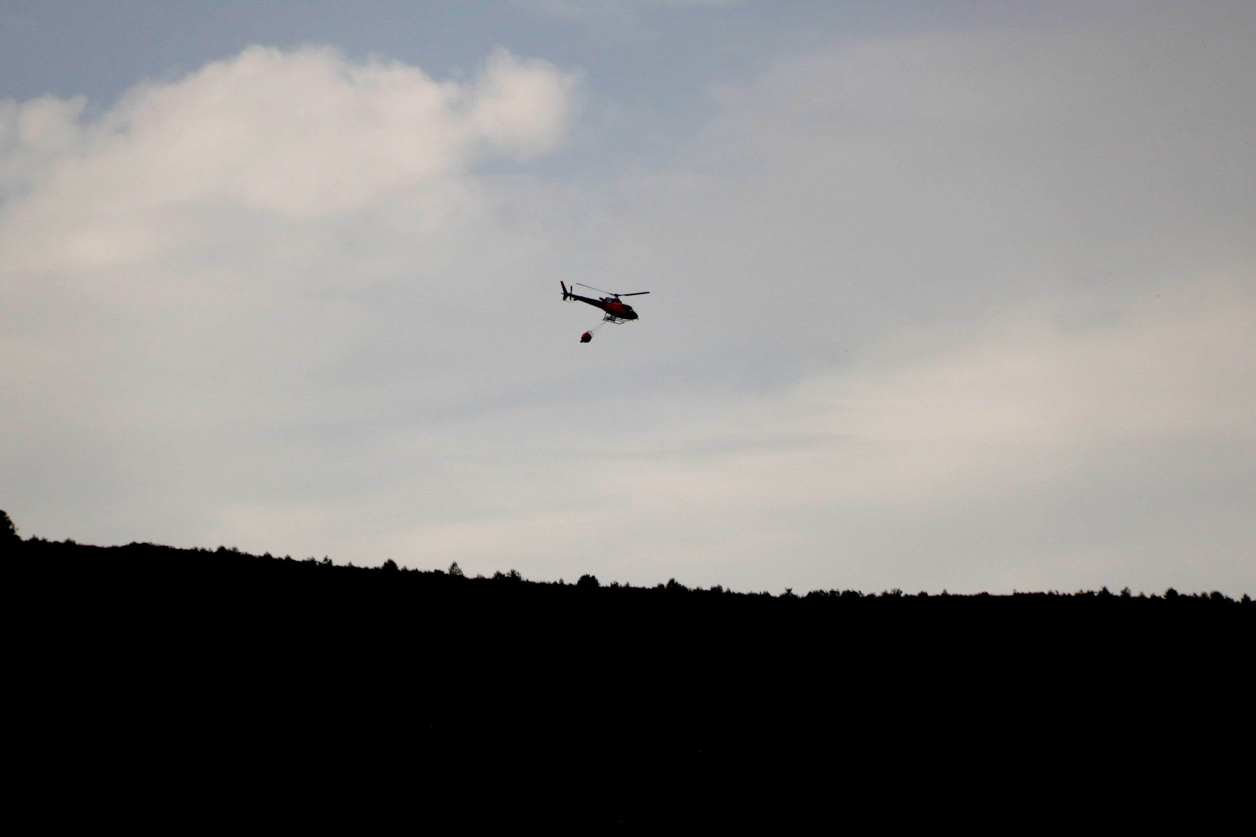 Un helicòpter bombarder a l'incendi d'Aiguamúrcia / ACN