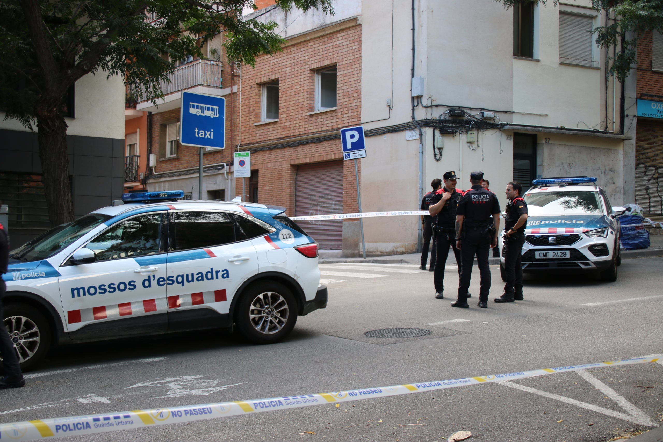 Efectius dels Mossos d'Esquadra al lloc on s'ha produ&iuml;t l'agressi&oacute; que ha acabat amb la mort d'un home a Nou barris / Albert Hern&aacute;ndez Vent&oacute;s (ACN)