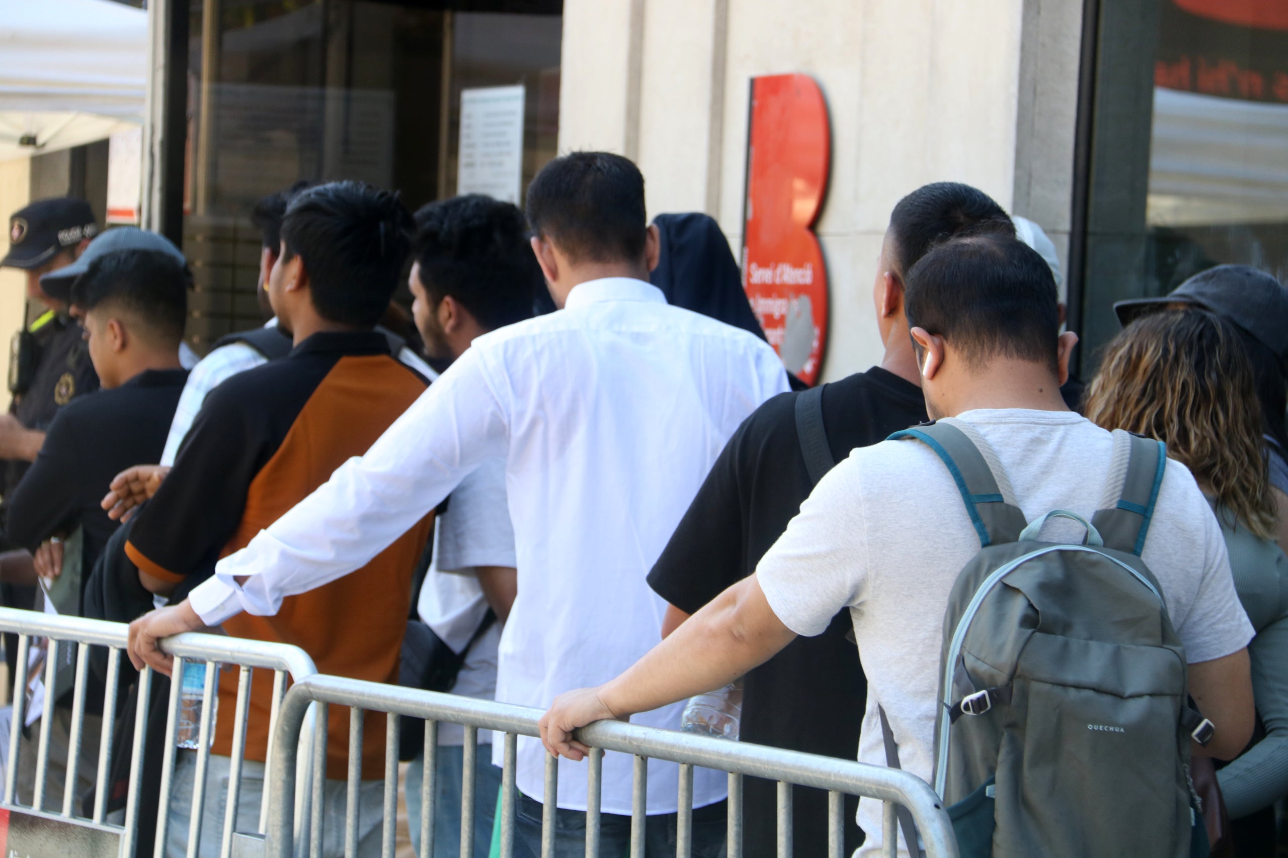 Migrants fan cua a Barcelona per presentar el certificat de vulnerabilitat. Pau Cortina / ACN