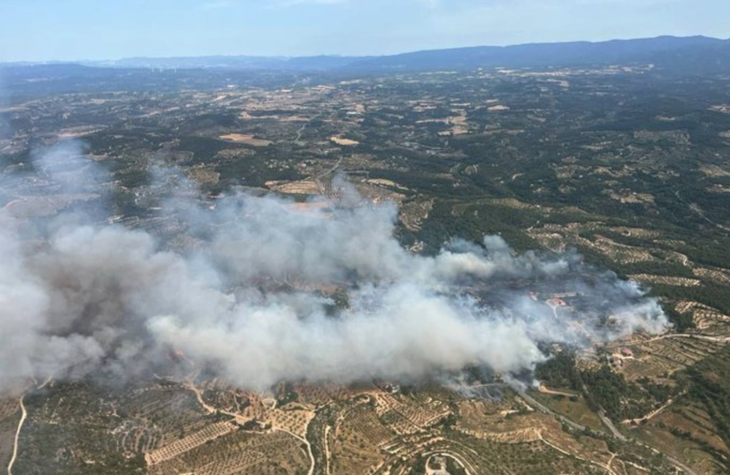 Imatges de l'incendi que afecta una zona forestal i agrícola a Cervià de les Garrigues / Bombers de la Generalitat