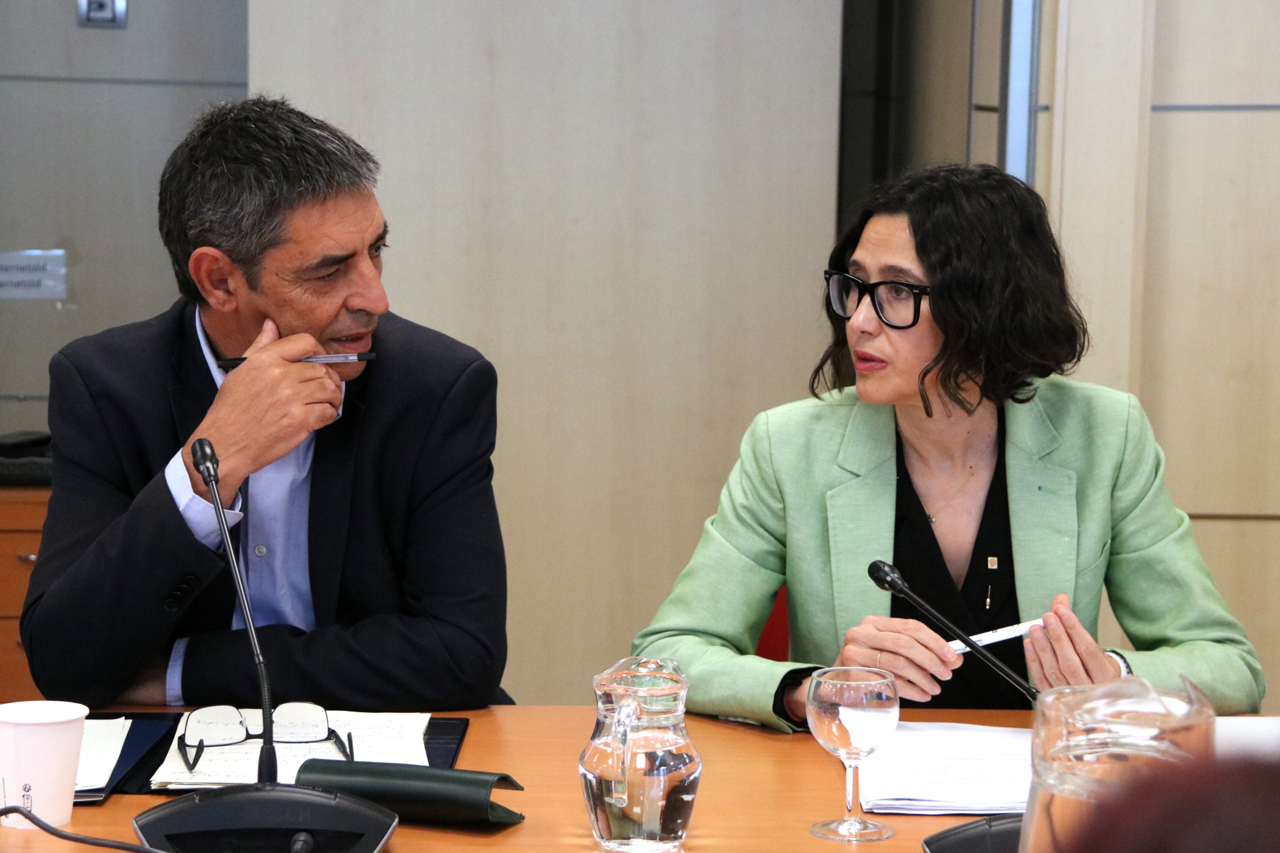 La consellera d'Interior, Núria Parlon, i el director general de la policia, Josep Lluís Trapero, en una trobada amb periodistes | Albert Hernàndez Ventós / Bernat Vilaró (ACN)