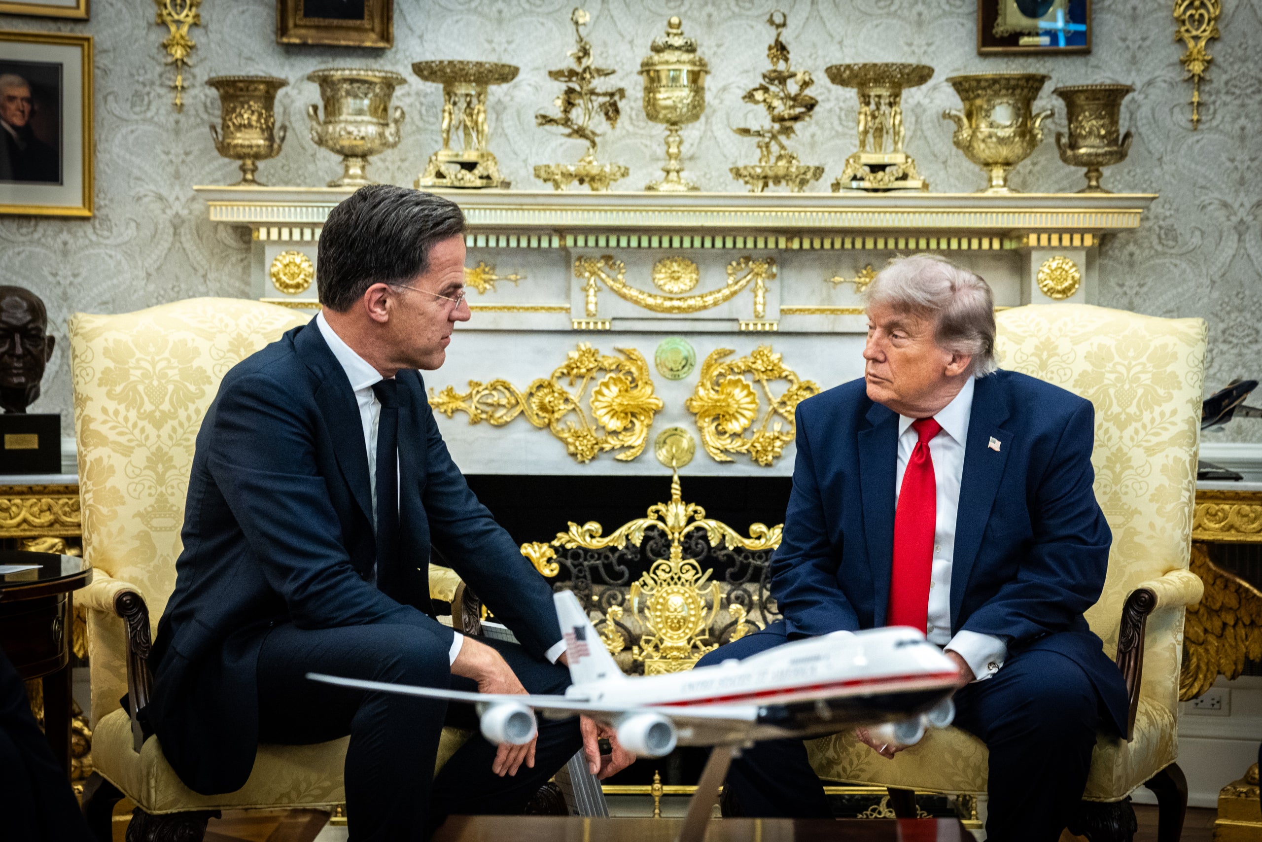 El secretari general de l'OTAN, Mark Rutte, i el president dels Estats Units, Donald Trump, en una reuni&oacute; al Despatx Oval, a Washington | OTAN