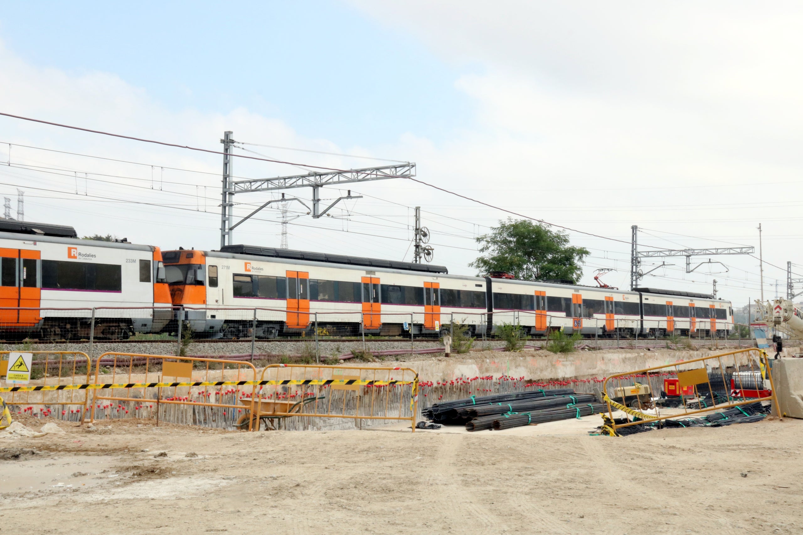 Un tren de Rodalies fent les marxes blanques entre Montcada i Sant Andreu abans de recuperar el servei ferroviari





| Andrea Salazar (ANC)
