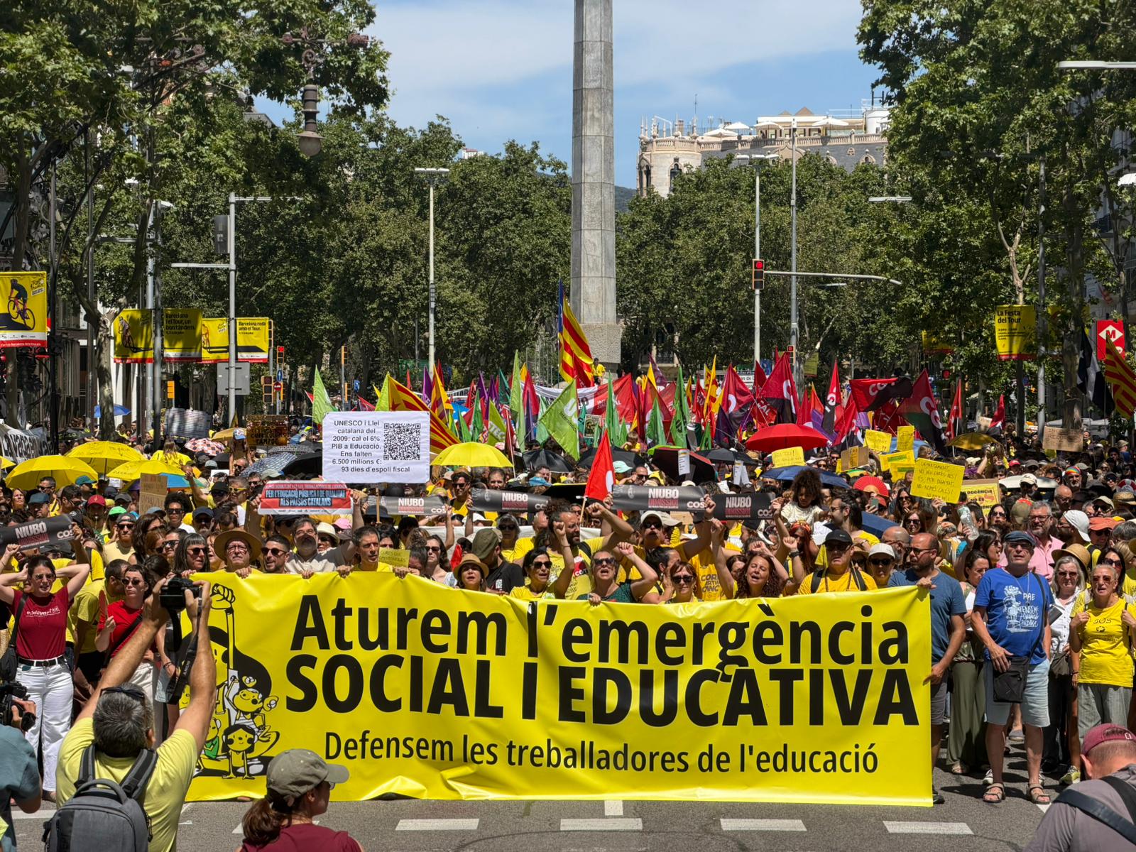 La manifestación de docentes, familias y estudiantes de este domingo por el centro de Barcelona / Bernat Vilaró (ACN)