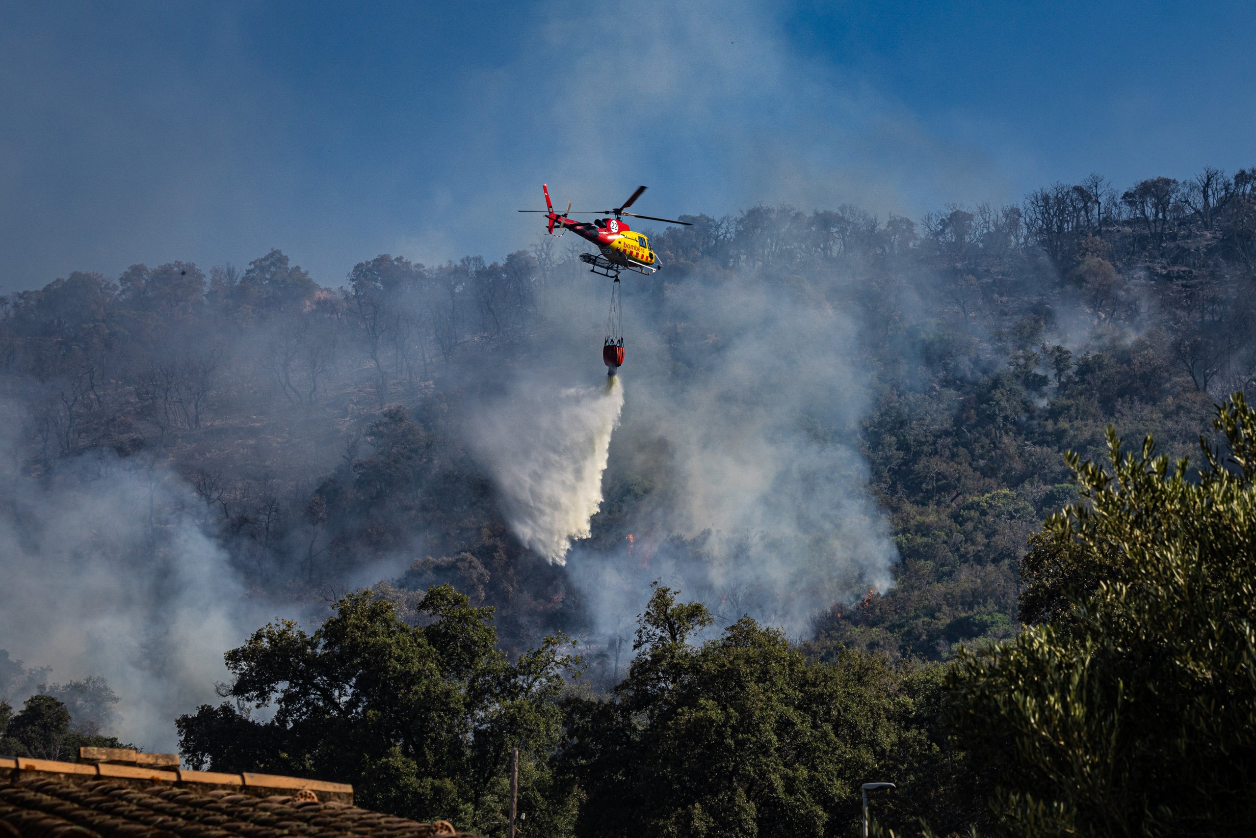 Un helicòpter dels Bombers treballant a l'incendi de les Gavarres / Jordi Borràs / ACN