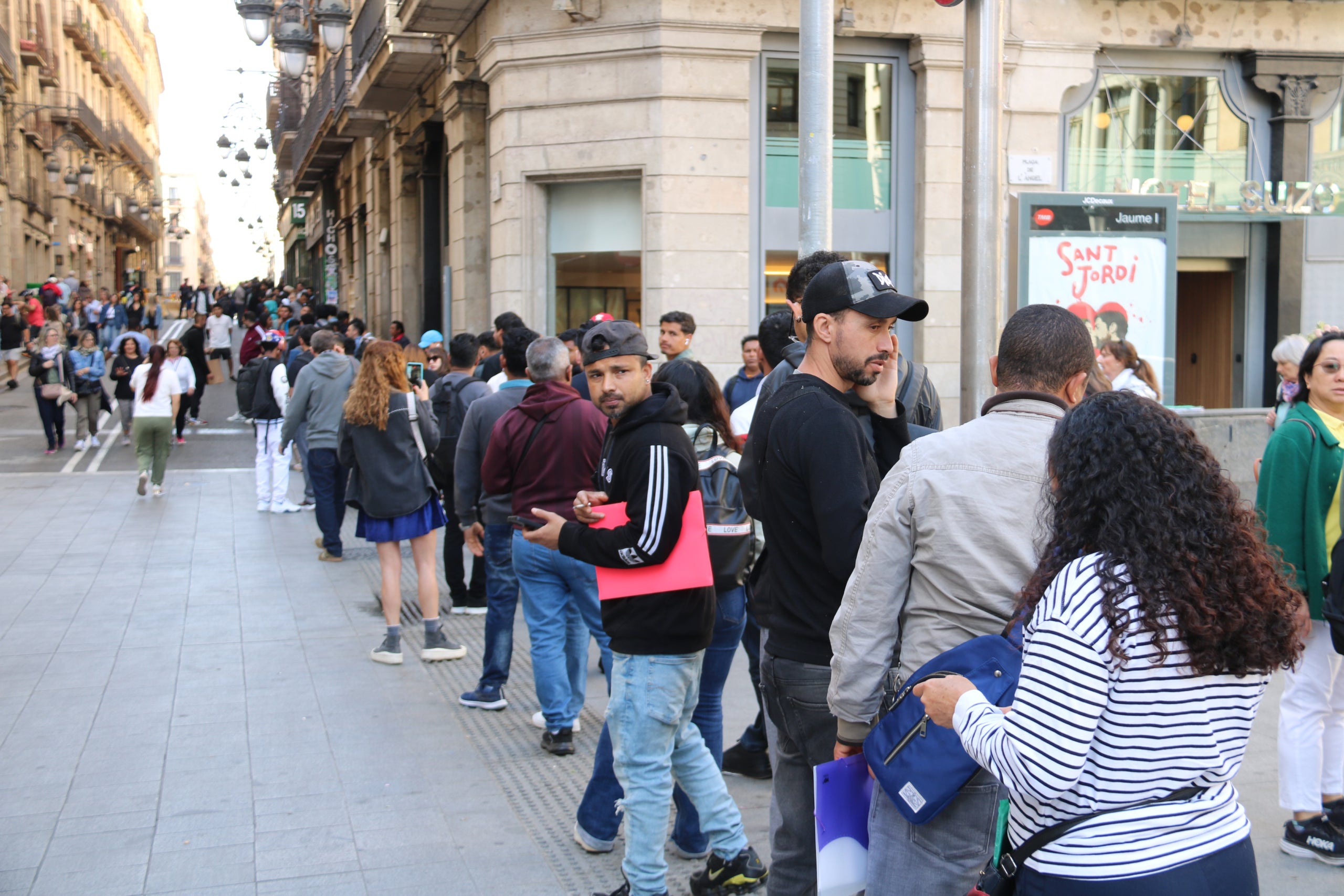 La cua de migrants per fer tr&agrave;mits per la regularitzaci&oacute; arriba des de la pla&ccedil;a de Sant Miquel a la Via Laietana / ACN