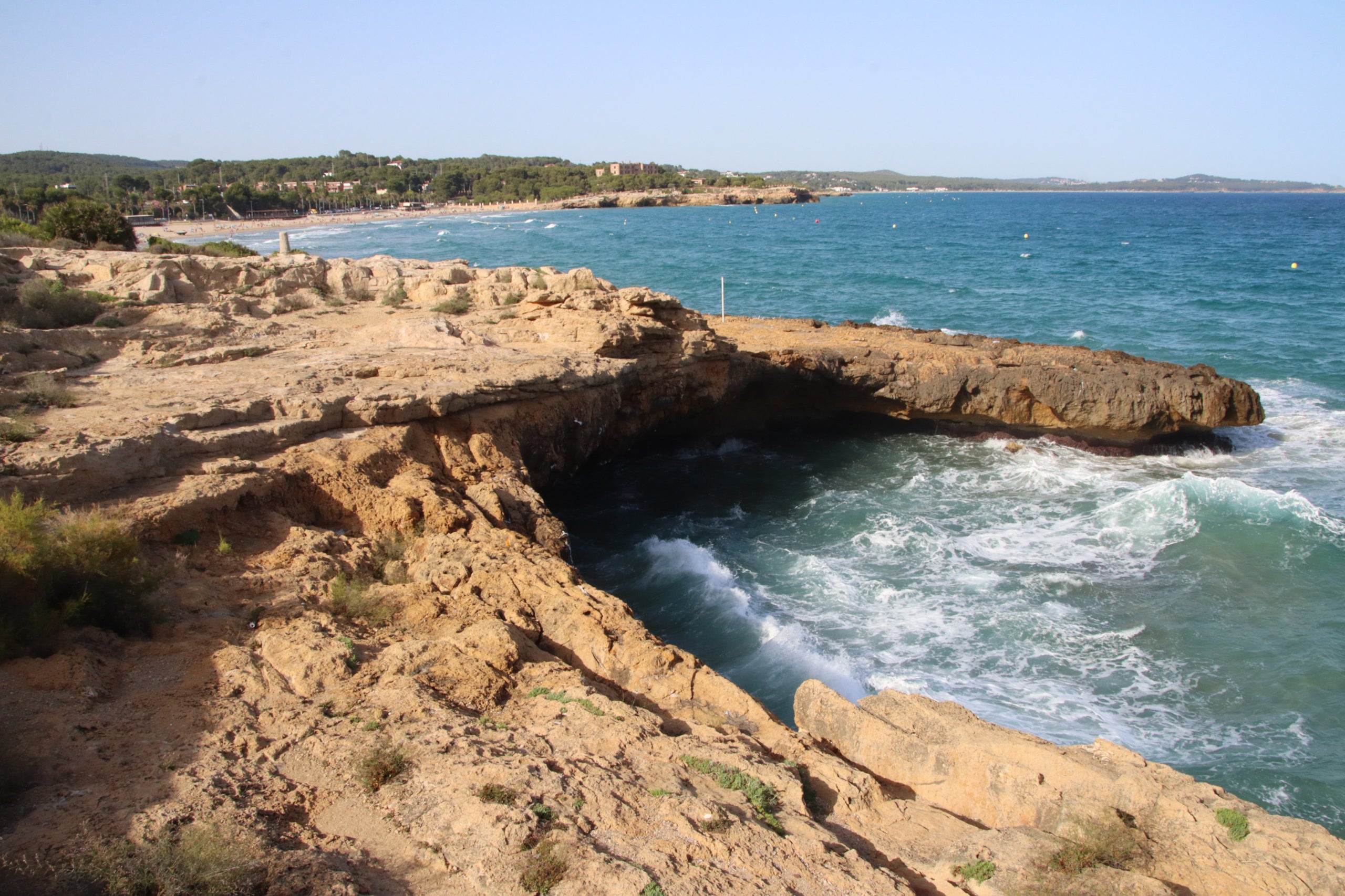 La zona de roques de la platja de l'Arrabassada on es banyaven els menors morts / ACN-Eloi Tost