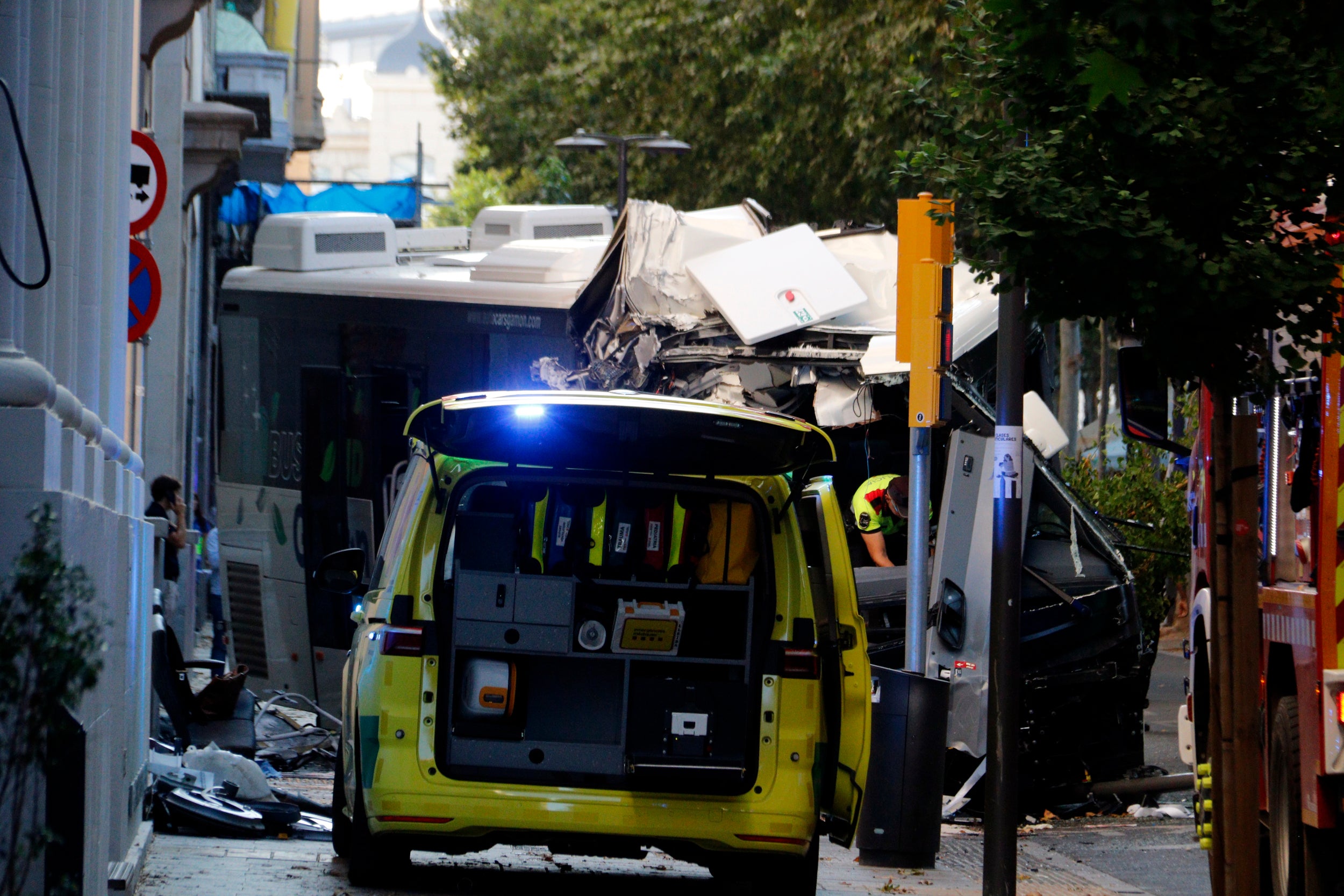 L'autocar accidentat a la rambla de Ferran de Lleida. | Roger Segura (ACN)