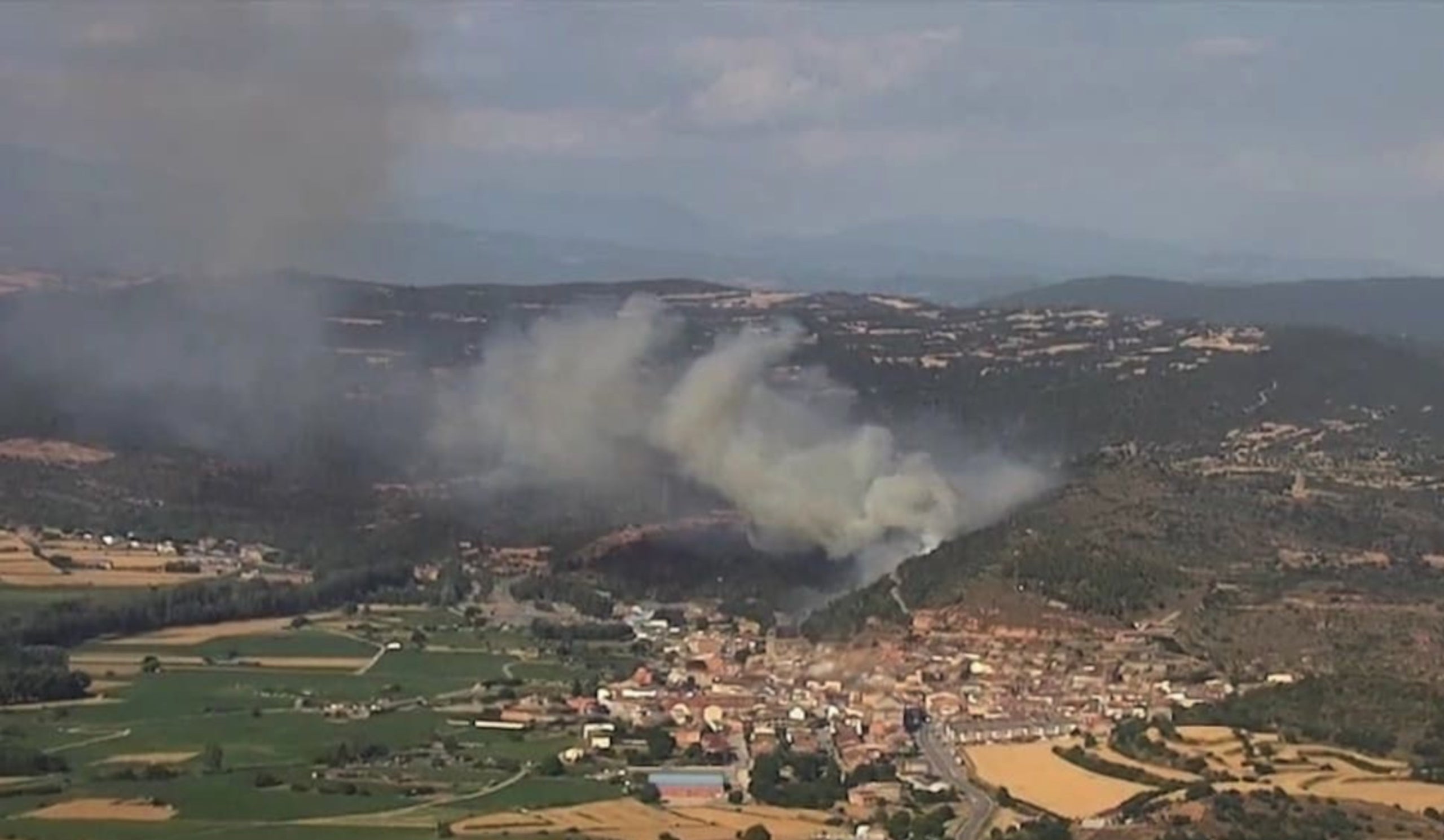 Imatges de l'incendi que afecta una zona forestal de Ponts (Noguera) / Bombers de la Generalitat