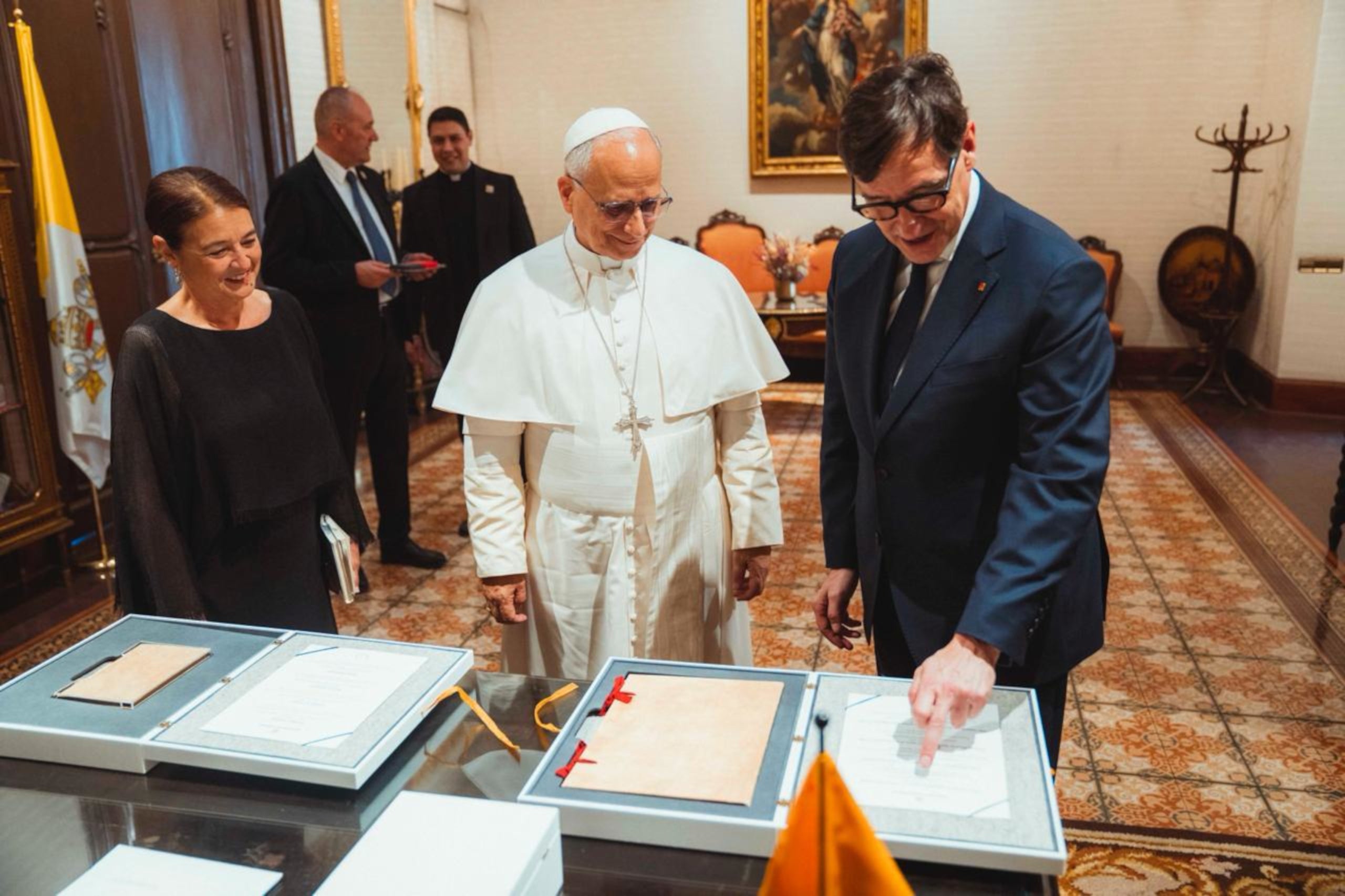 El president de la Generalitat, Salvador Illa, ha mantingut una audiència privada amb el papa Lleó XIV | Arnau Carbonell /Presidència  (ACN)