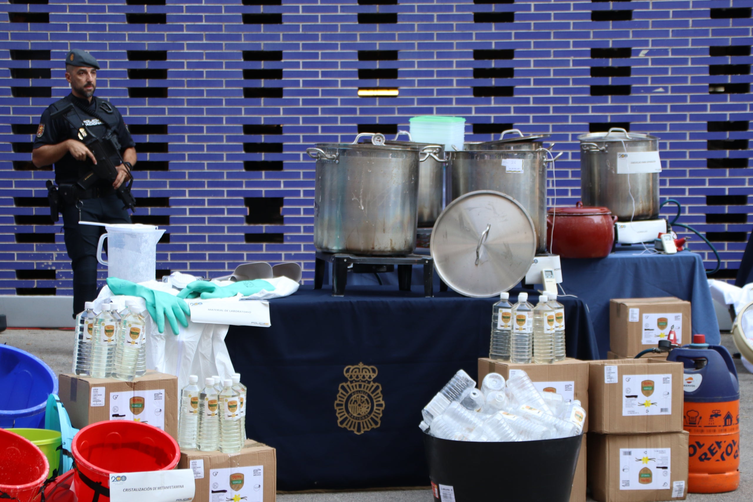 Material intervingut en l'operaci&oacute; que ha desmantellat un laboratori clandest&iacute; a Almenar | Blanca Blay (ACN)
