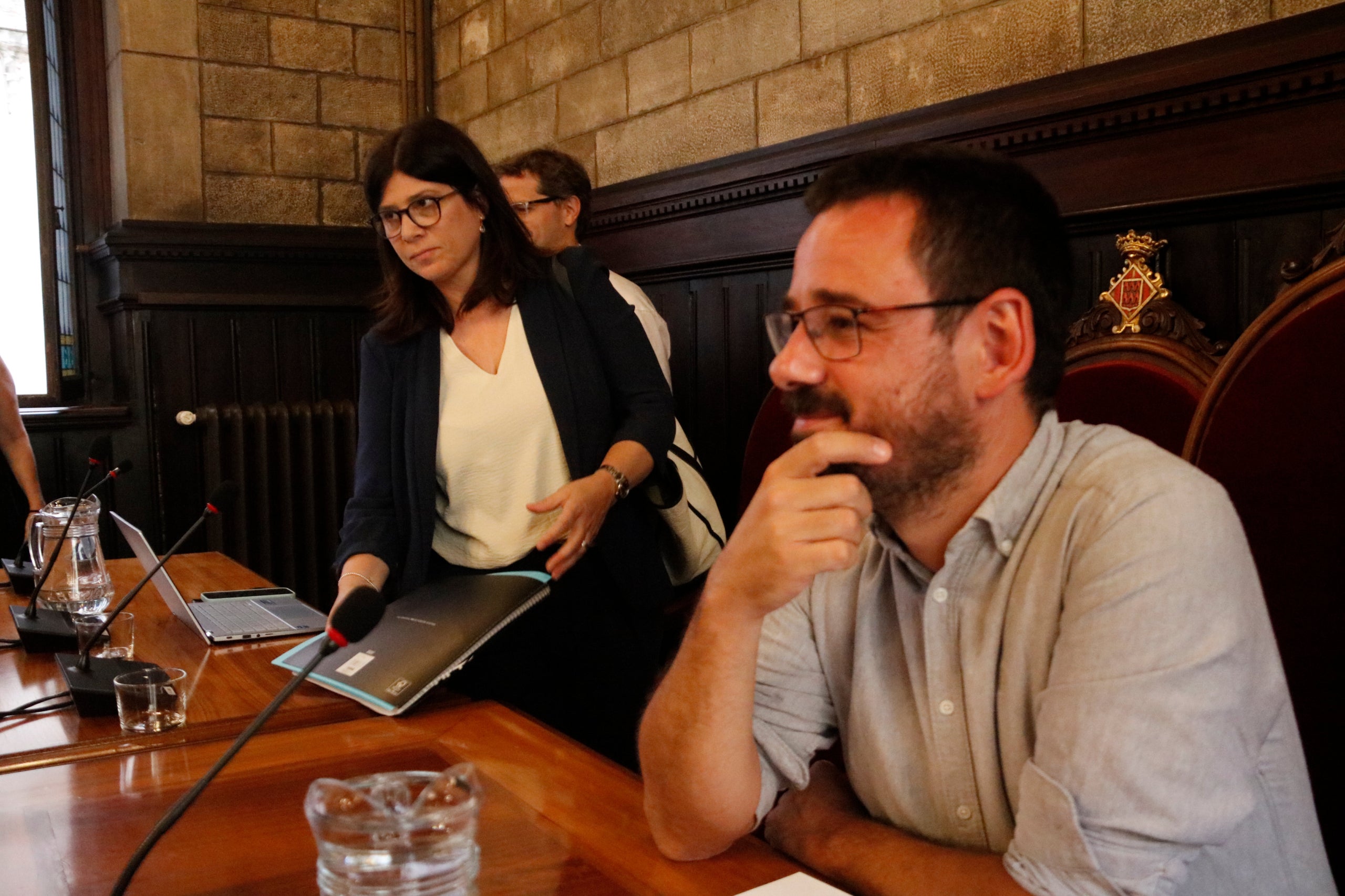 Gemma Geis arribant al ple de Girona i seient al costat de l'alcalde, Lluc Salellas | Marina López (ACN)