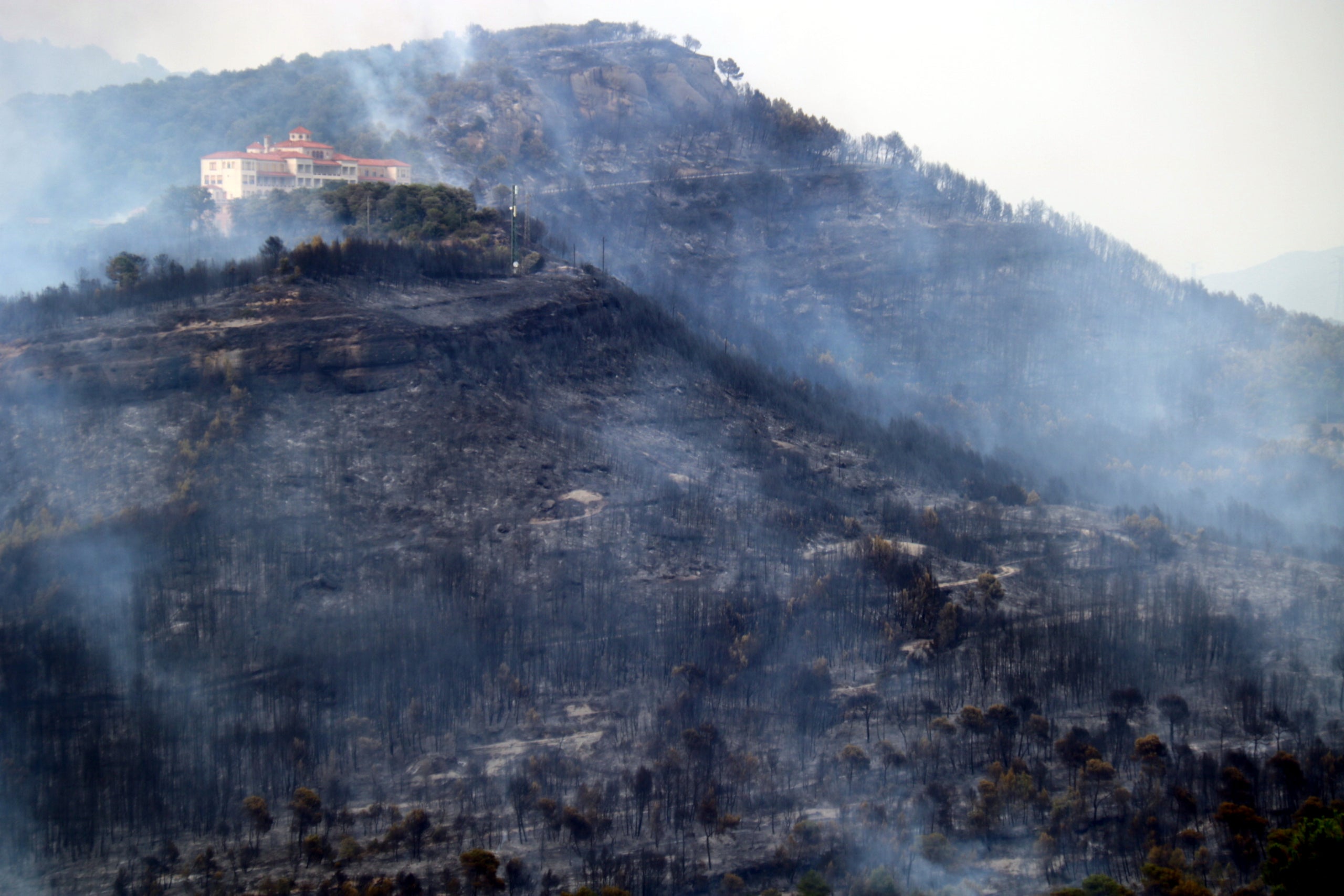 El CRAE - sanatori Puig d'&Ograve;dena al capdamunt d'un tur&oacute;, envoltat de terrenys calcinats per l'incendi / ACN