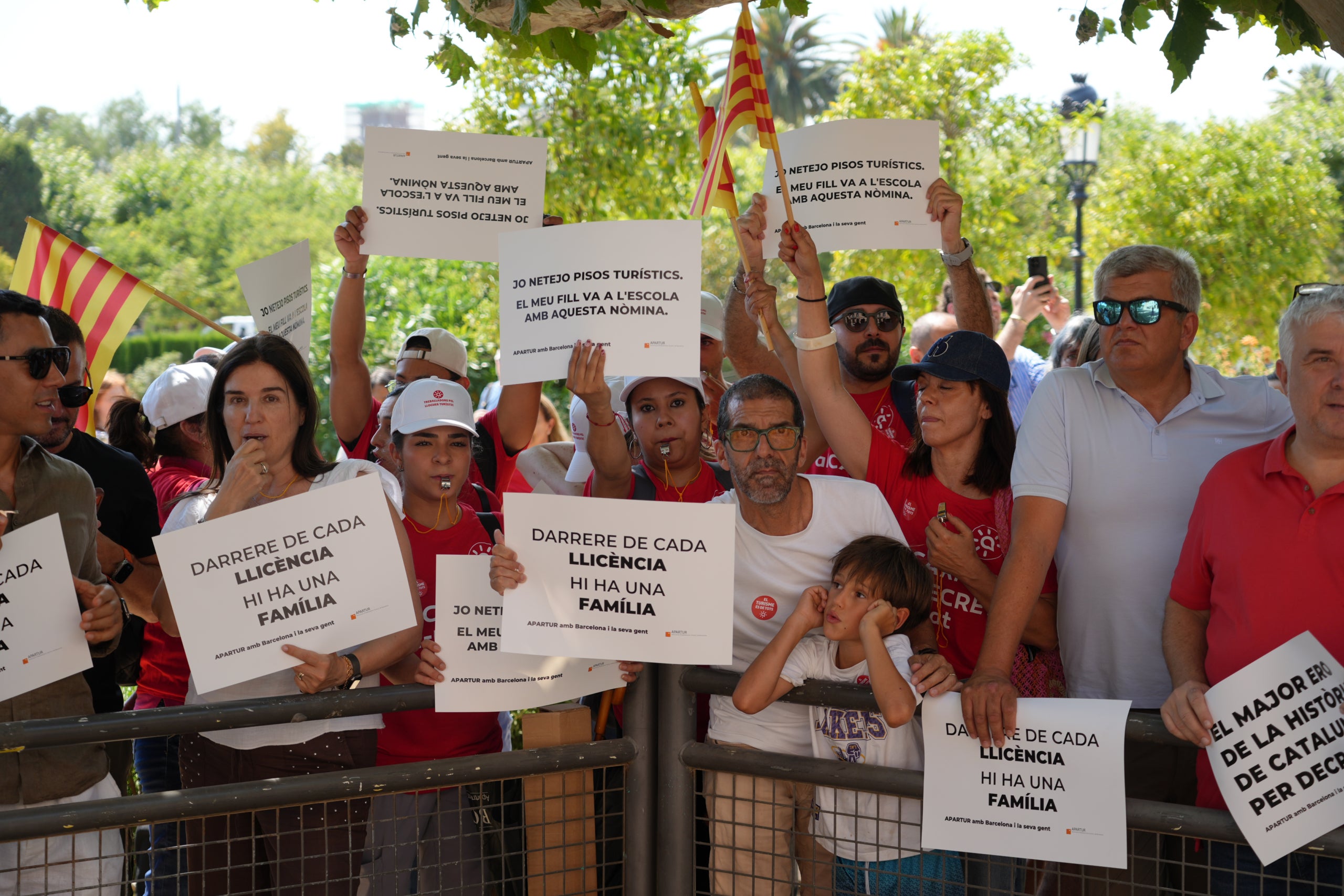 Protesta de Treballadors pel Lloguer Turístic i APARTUR davant del Parlament a favor dels habitatges d'ús turístic / ACN