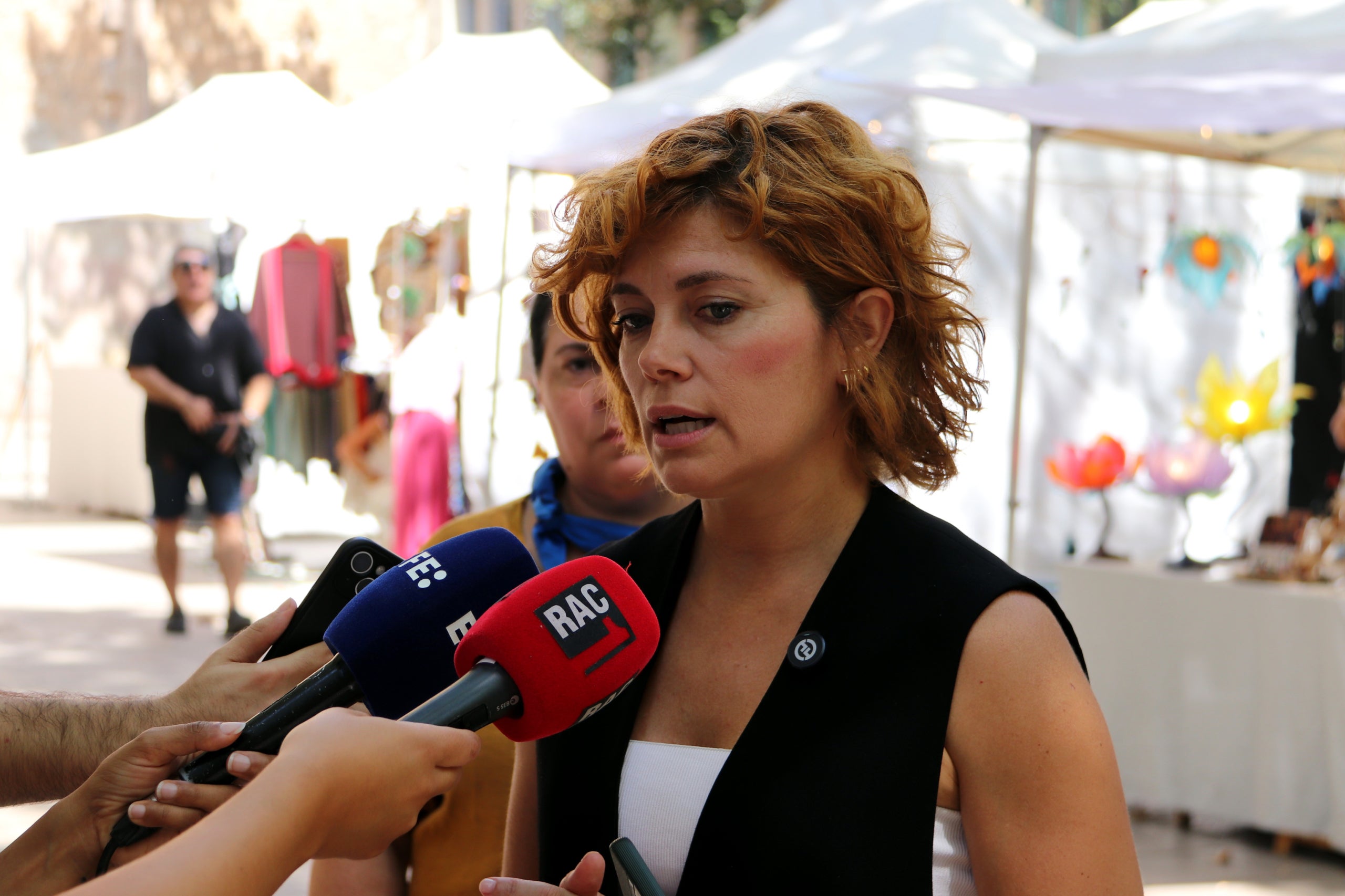 La secretària general d'ERC, Elisenda Alamany, en una atenció als mitjans durant la Festa Major de Gràcia / ACN