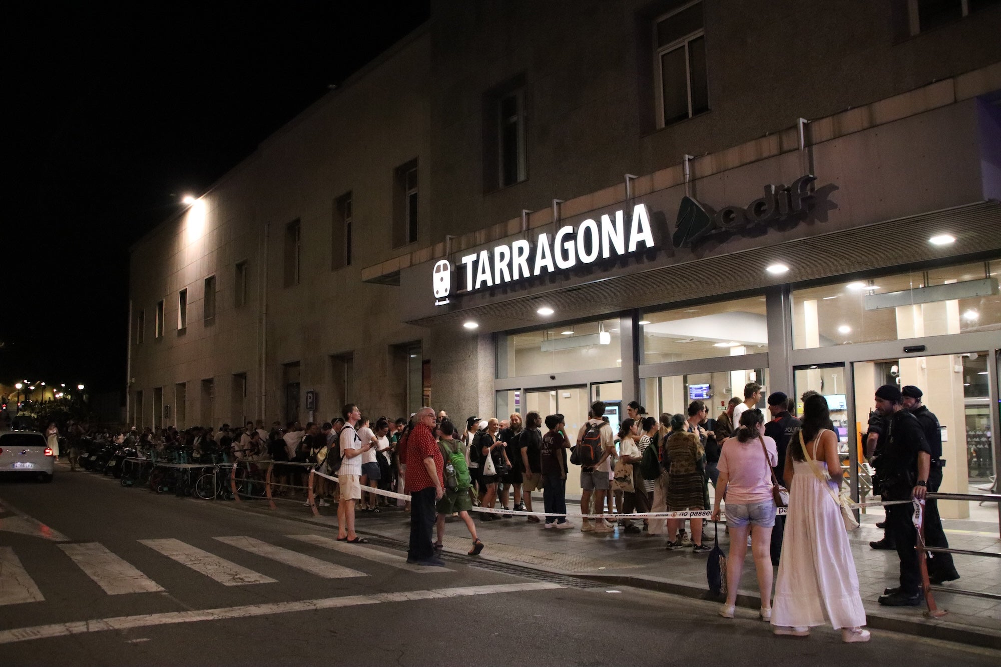 Una cua molt llarga de persones que esperen per agafar un tren a l'estació de Tarragona després de l'eclipsi | Eloi Tost / Blanca Blay (ANC)