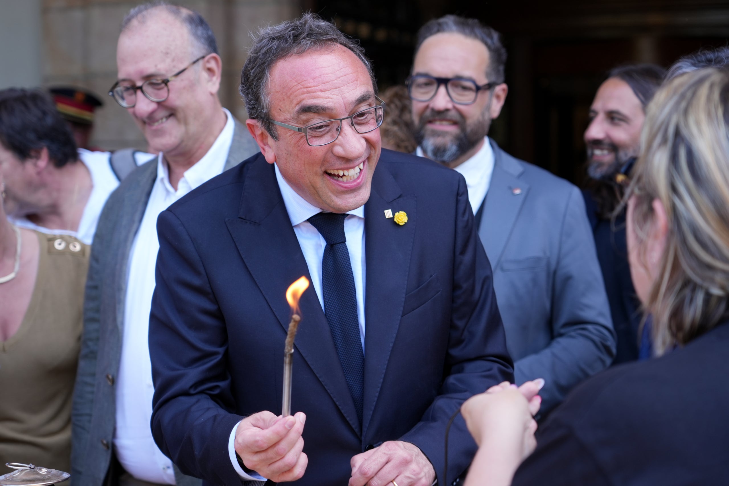 El president del Parlament, Josep Rull, rep la Flama del Canigó / ACN