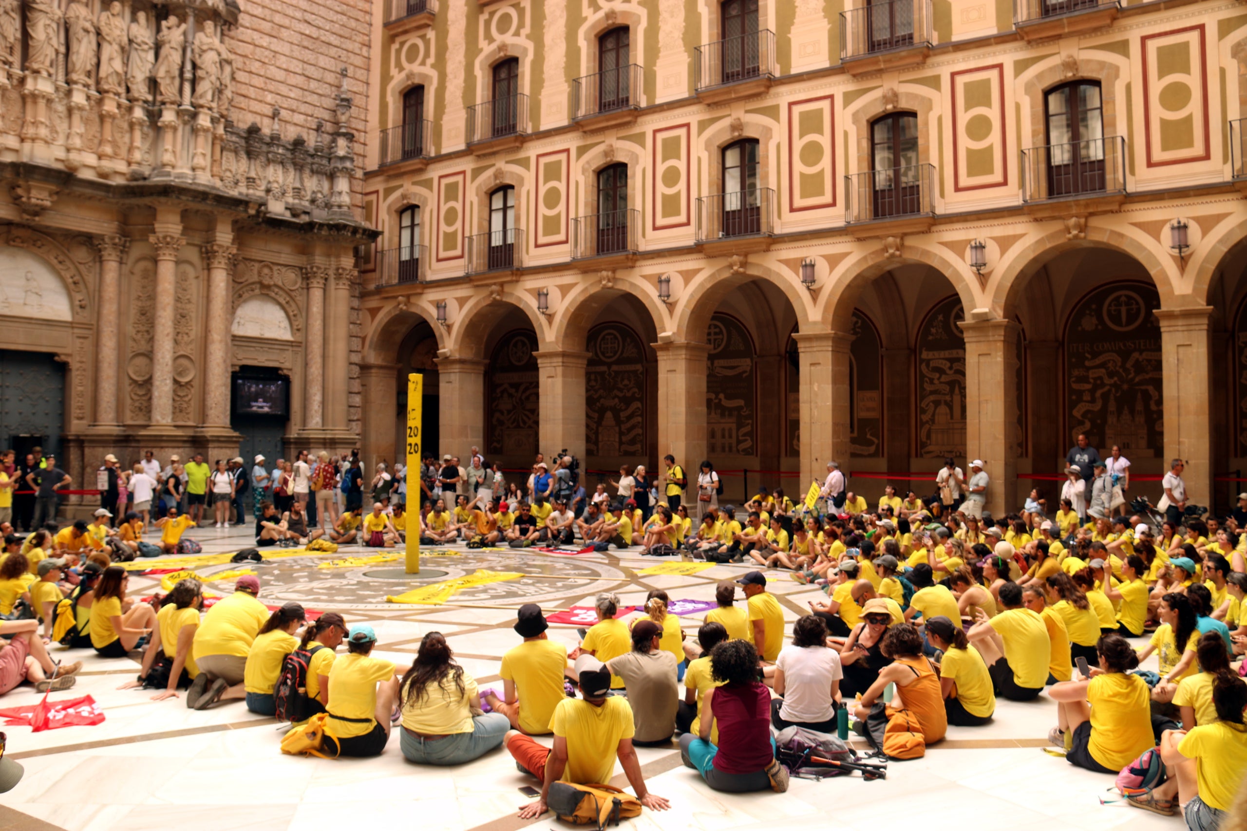 Assemblea de docents de la Catalunya Central a l'atri de la Basílica de Santa Maria de Montserrat | Laura Busquets / Nia Escolà (ANC)