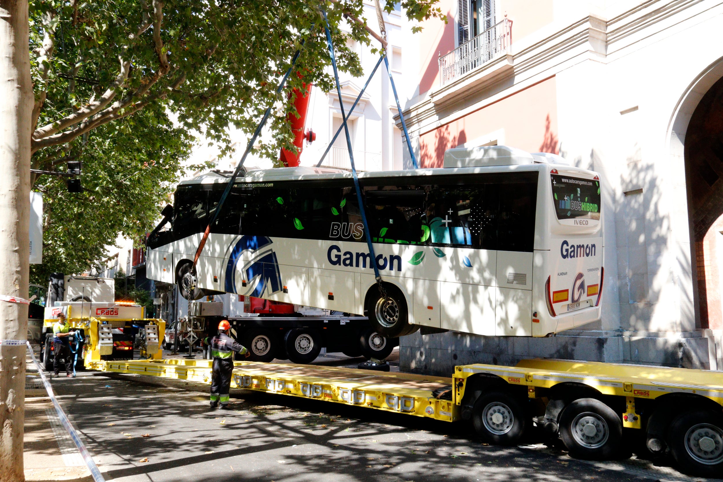 Una grua retira l'autocar accidentat a la rambla de Ferran de Lleida / ACN