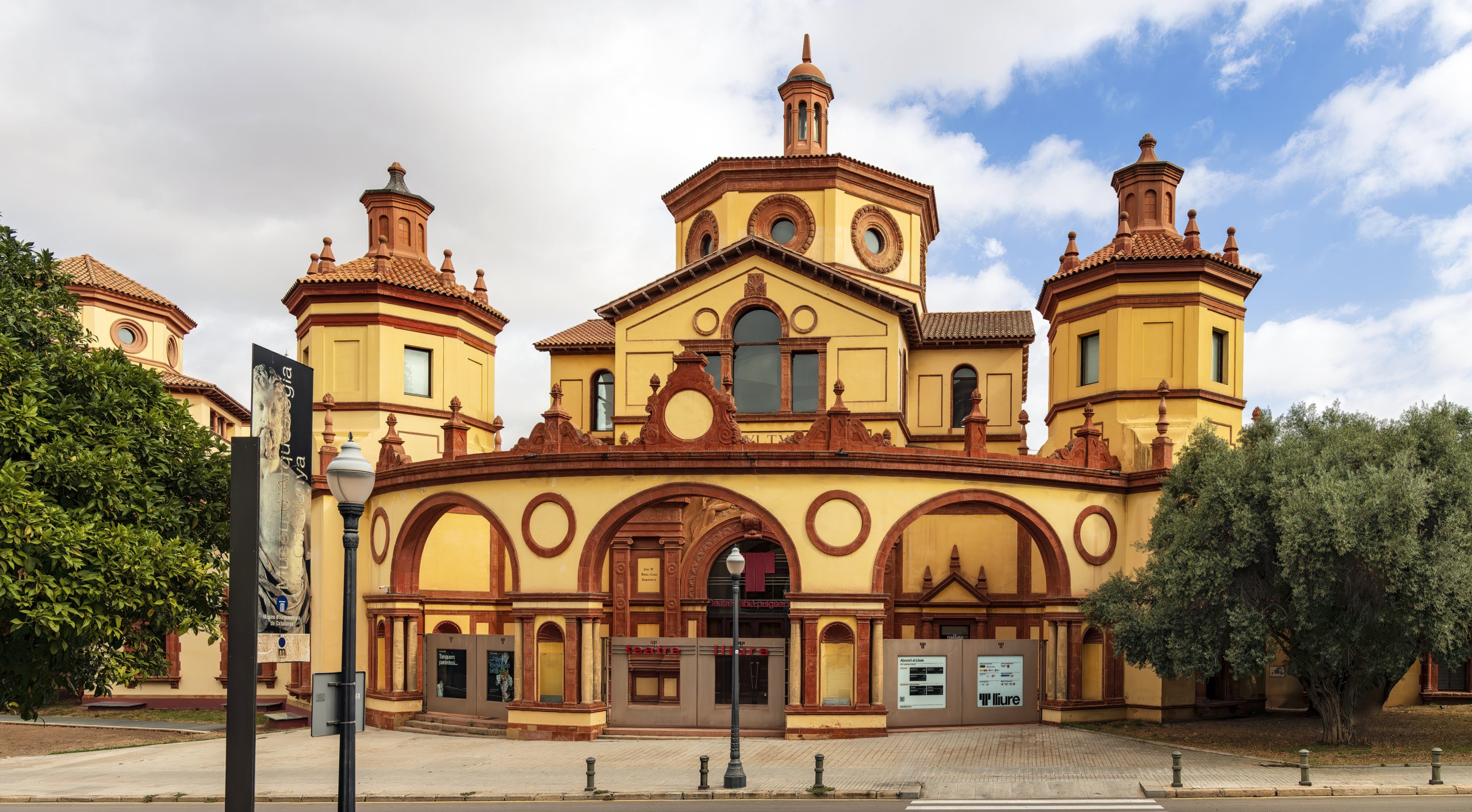 Exterior del Teatre Lliure en una imatge d'arxiu / Didier Descouens
