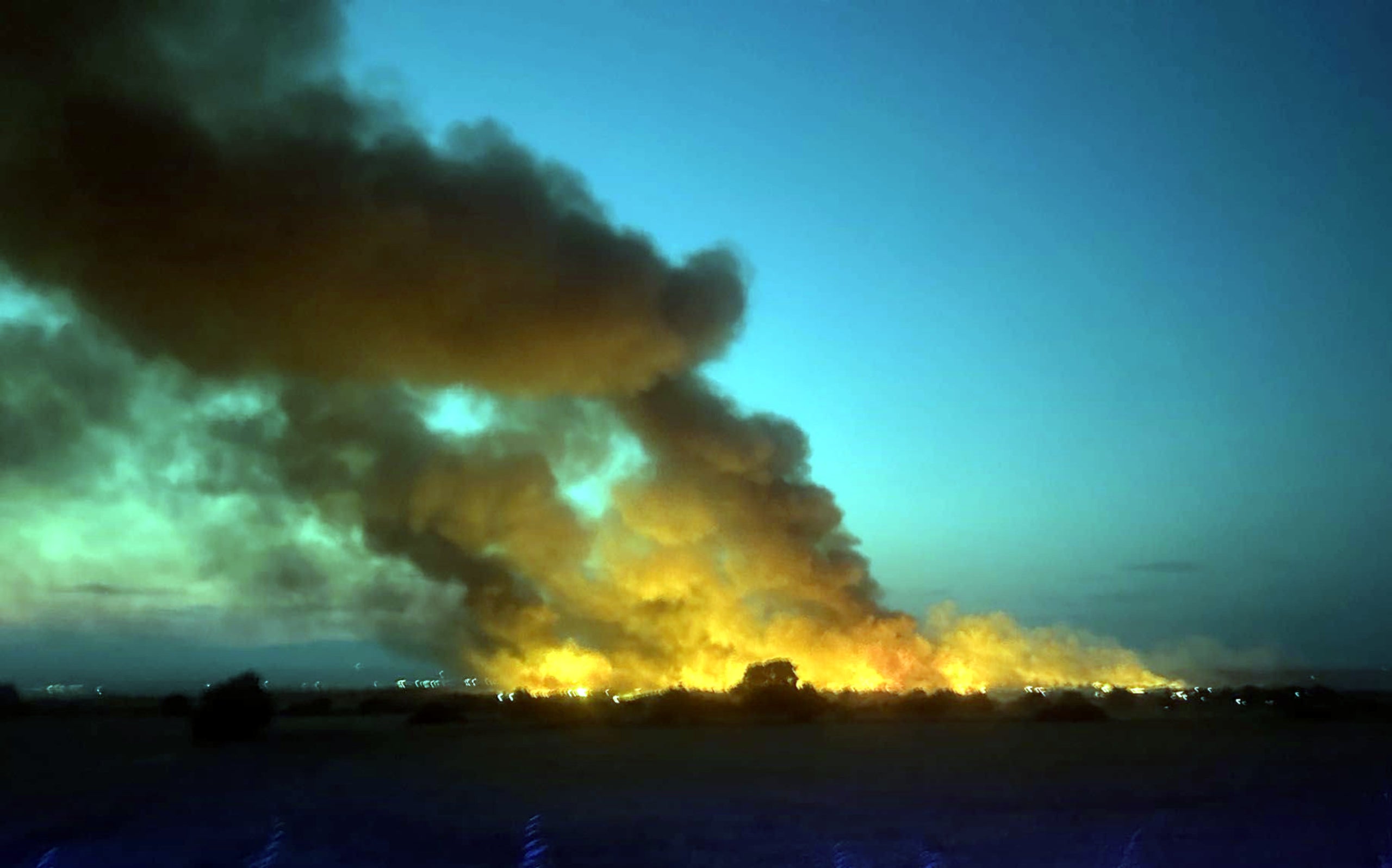 Flames i fum a l'incendi de Guimer&agrave; / Bombers