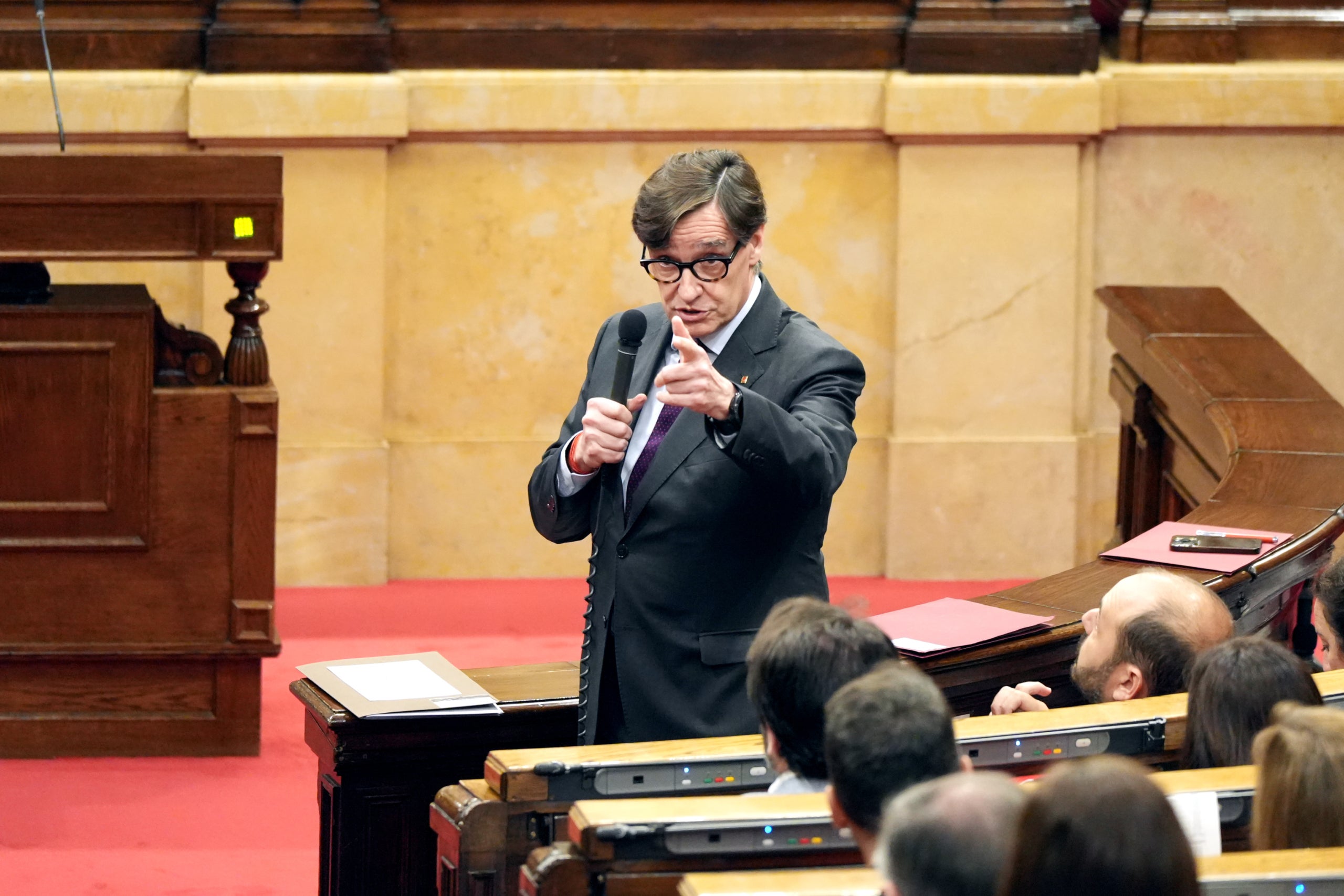 El presidente de la Generalitat, Salvador Illa, responde una pregunta en el Pleno del Parlament este miércoles / ACN