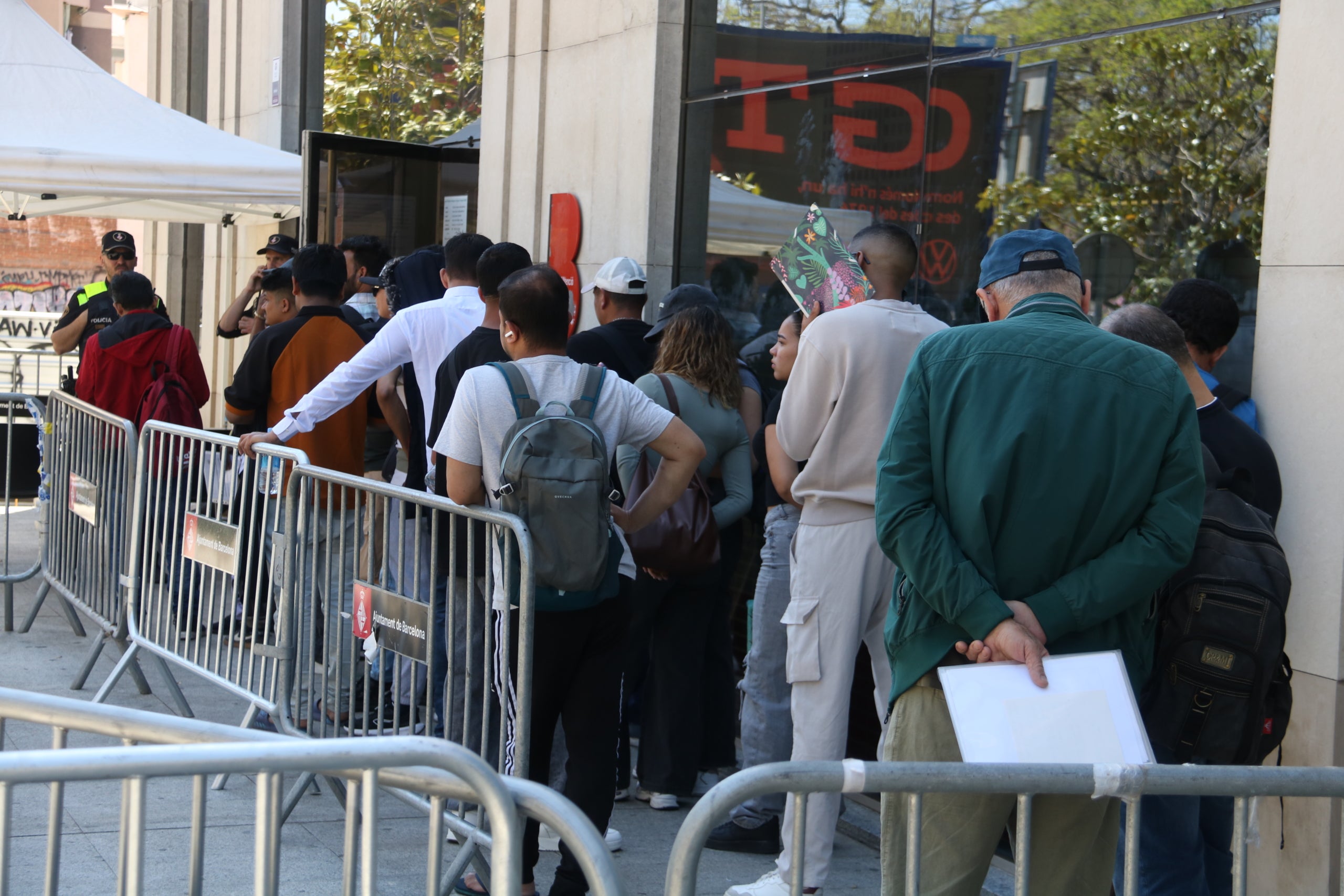 Migrants fan cua a Barcelona per presentar el certificat de vulnerabilitat, un dels documents clau per obtenir la regularització | Pau Cortina (ACN)