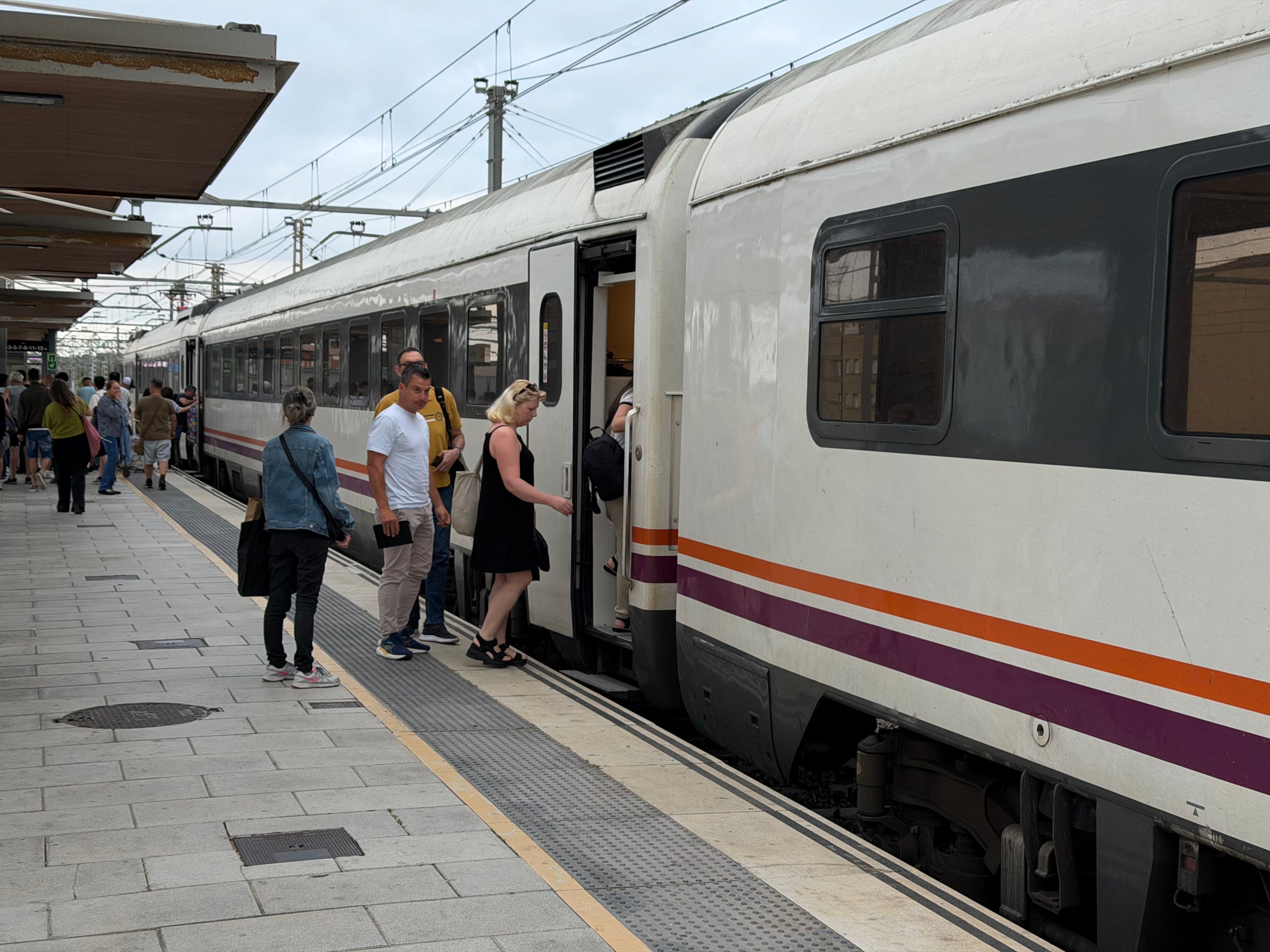 Diversos usuaris pujant al tren de l'R2- Sud a Sant Vicenç de Calders | Arnau Martínez / Eloi Tost (ACN)
