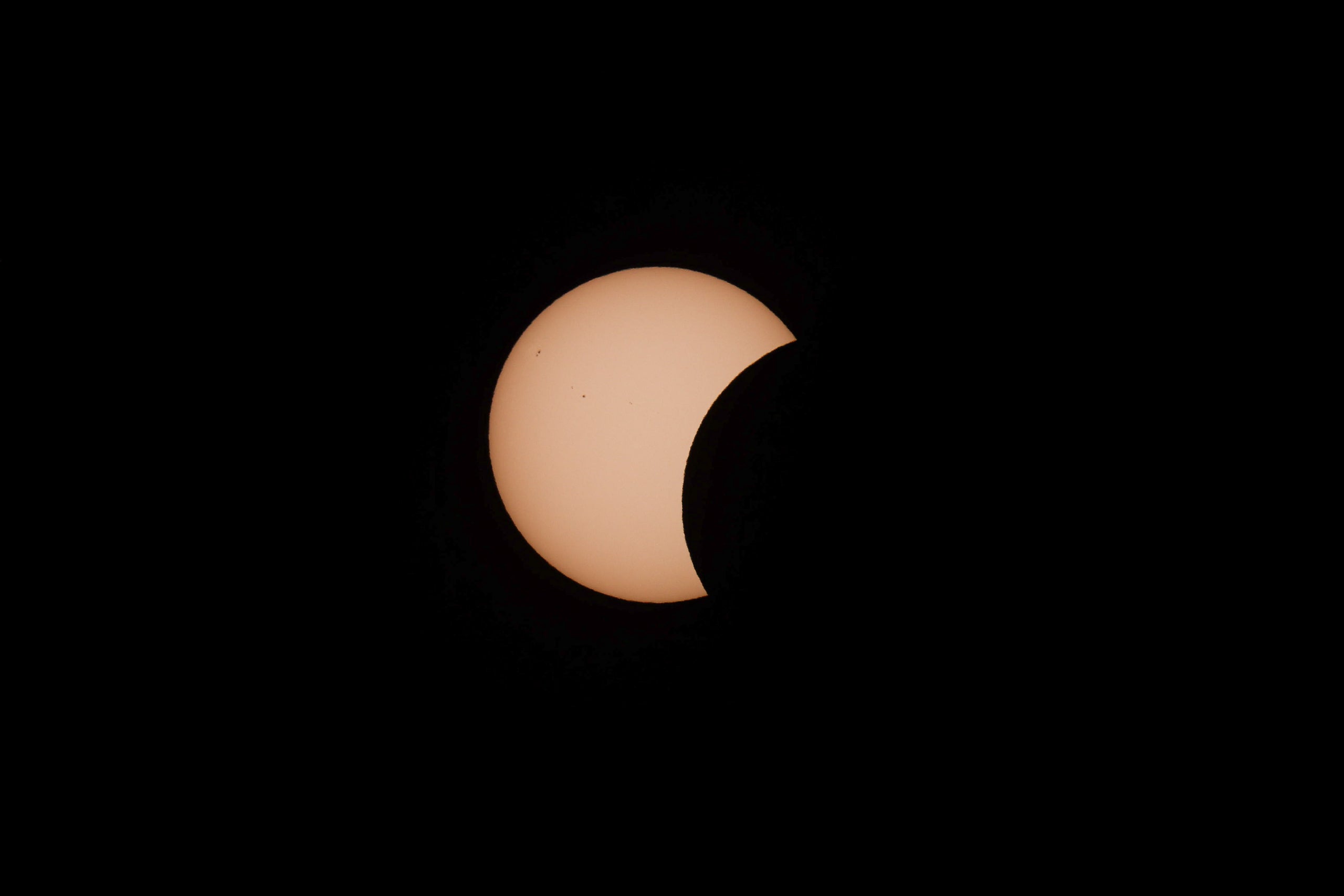 El sol parcialment mossegat per la lluna, en l'inici de l'eclipsi total a Catalunya, a la Granadella / ACN