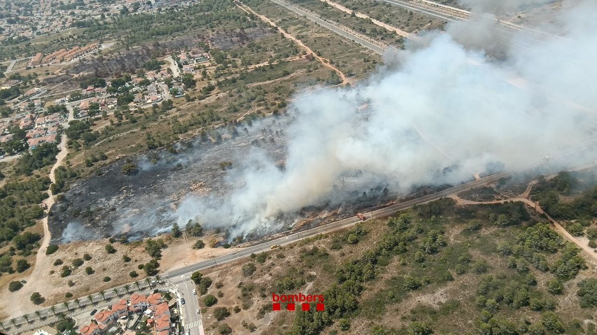 Imatge aèria de l'incendi de vegetació de Mont-roig del Camp, a tocar de la urbanització el Casalot / ACN