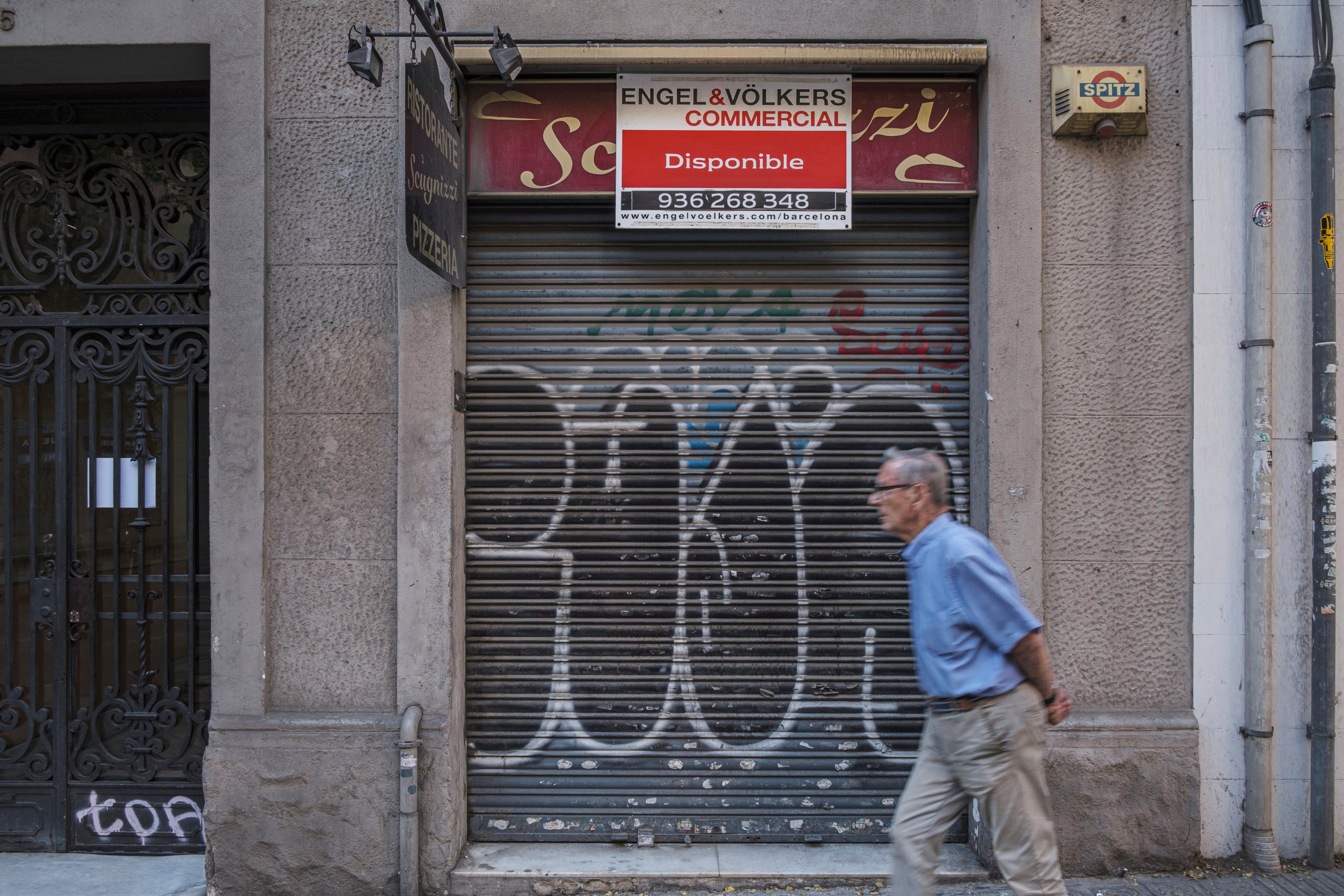 Un senyor caminant davant d'un local comercial en lloguer de Barcelona - penjada DAM | Andrea Salazar (ACN)