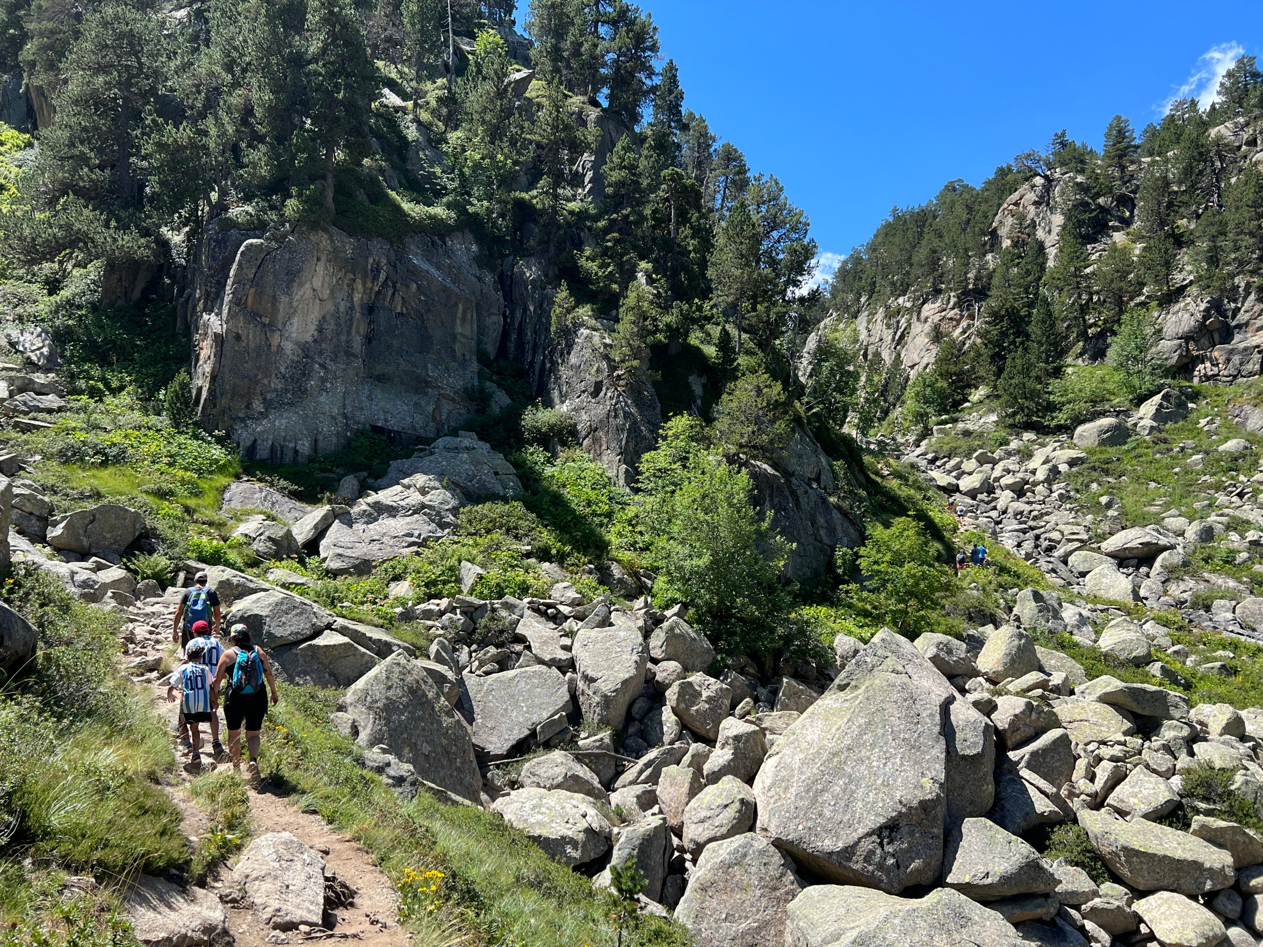 Uns excursionistes a la zona perif&egrave;rica del Parc Nacional d'Aig&uuml;estortes (Pallars Sobir&agrave;) / ACN
