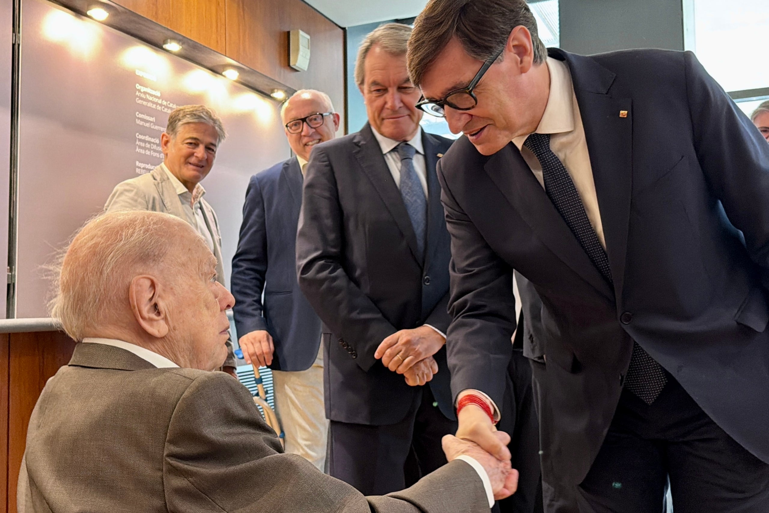 Salvador Illa estreny la mà a Jordi Pujol a l'Arxiu Nacional de Catalunya / ACN