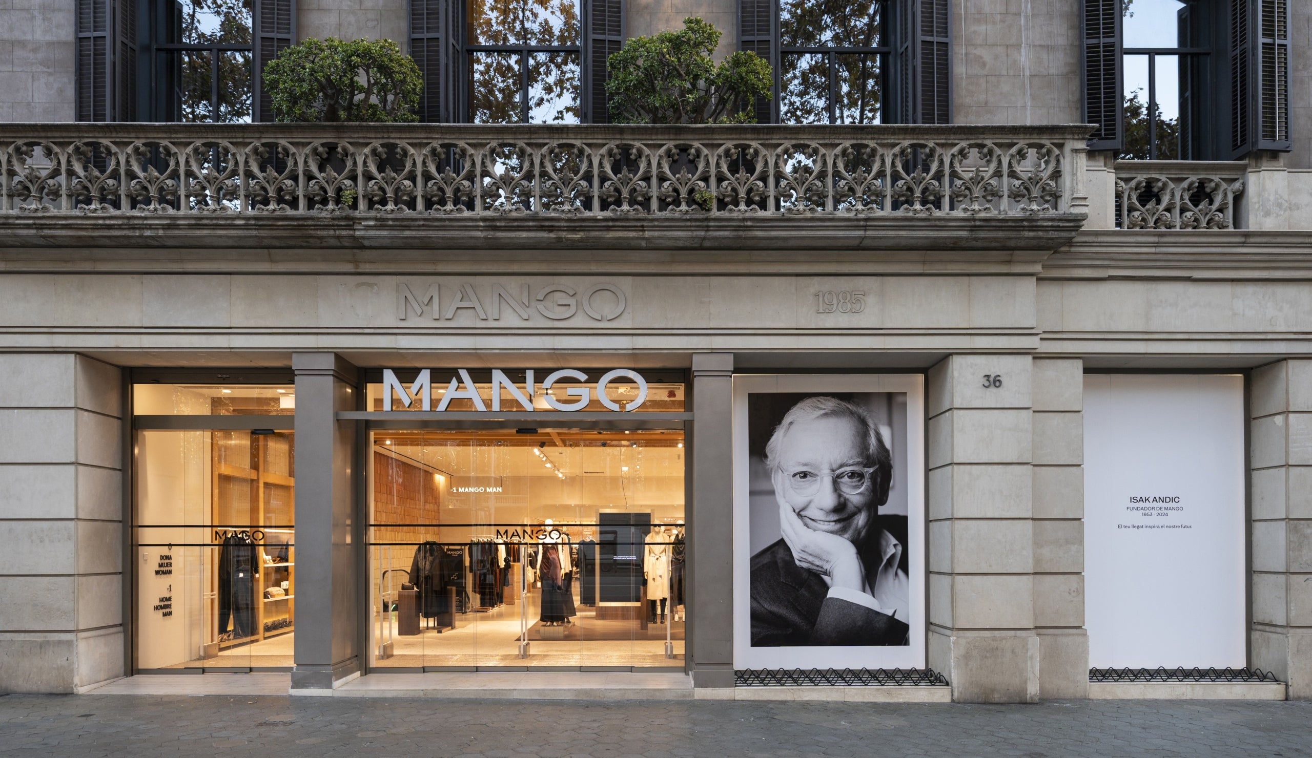 Una imagen de los homenajes que en diferentes tiendas expusieron de Isak Andic/Mango