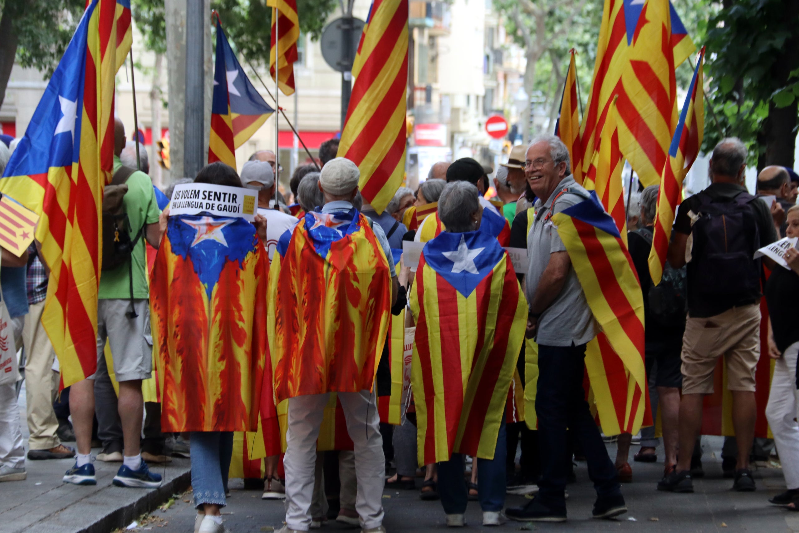 Concentració d'entitats independentistes amb estelades per la visita del papa Lleó XIV amb mossos que barren el pas / ACN