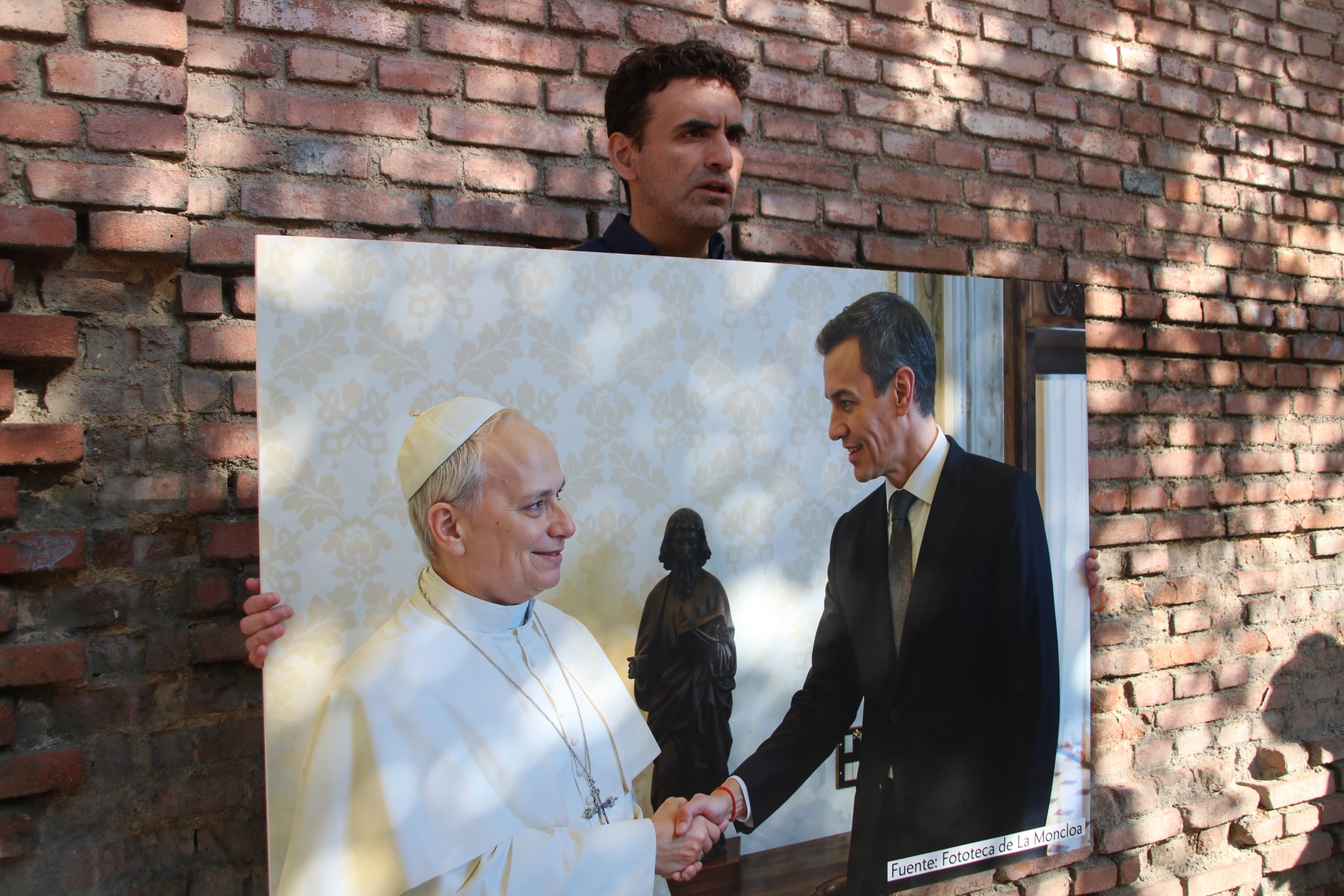 Miguel Hurtado, davant la Nunciatura Apostòlica de Madrid, amb una fotografia de Pedro Sánchez i el papa Lleó XIV / ACN-Sara Soteras