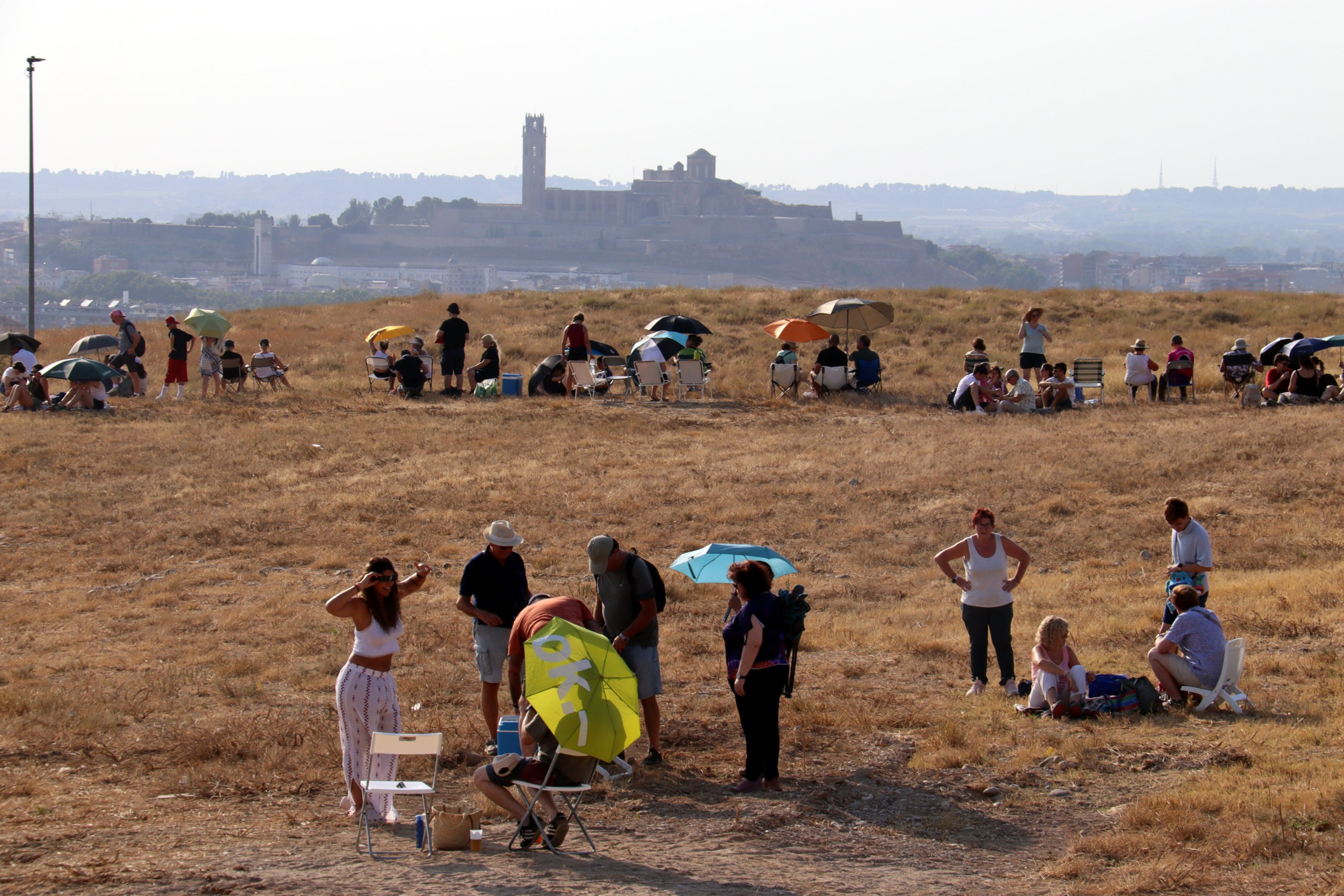 Gent esperant l'eclipsi de sol a l'espai habilitat als Mangraners de Lleida / ACN