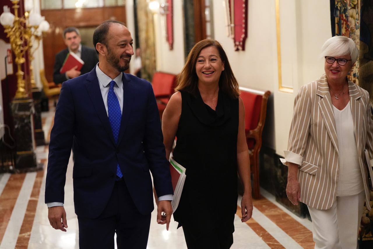 La presidenta del Congrés dels Diputats, Francina Armengol, amb el diputat del PSOE Alfonso Rodríguez Gómez de Celis, en una imatge d'arxiu | Javier Barbancho (ACN)