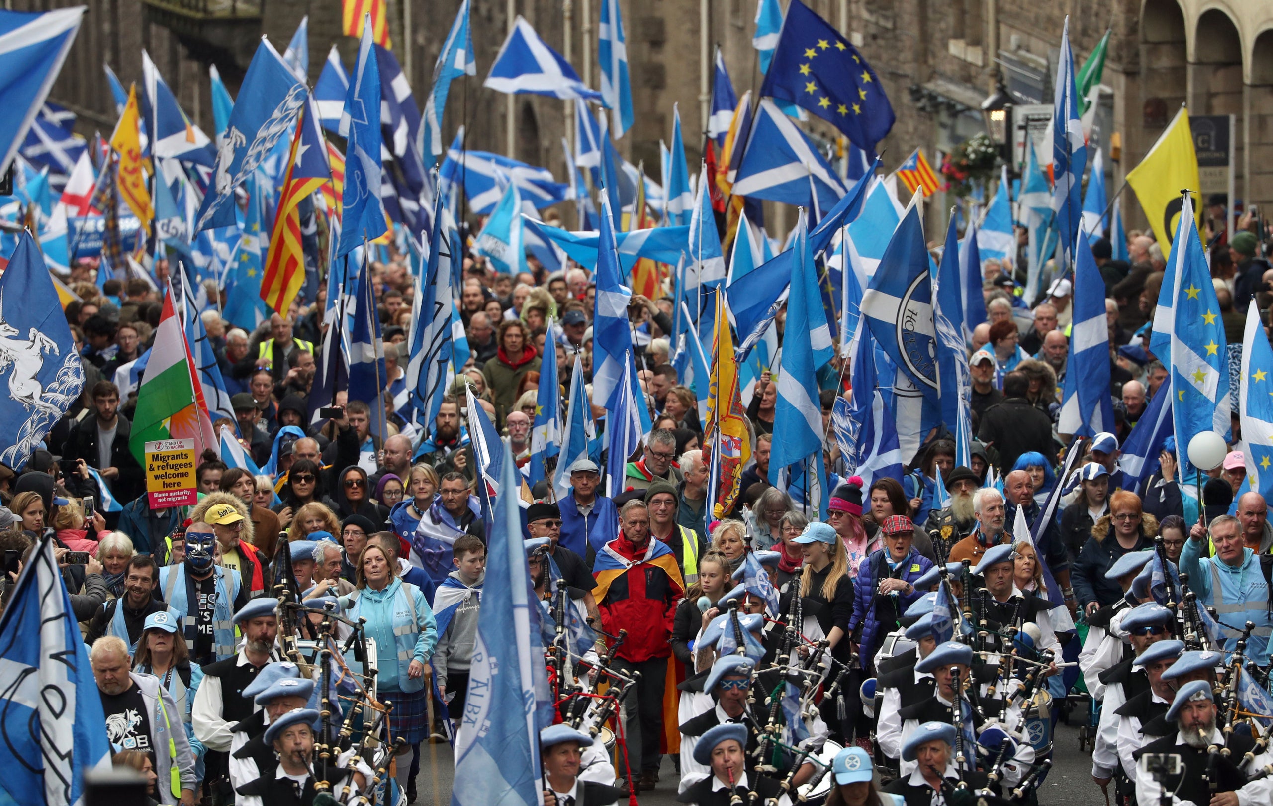 Partidarios independentistas ondean banderas escocesas mientras en Edimburgo en 2019 / Andrew Milligan/PA Wire/dpa

05/10/2019 ONLY FOR USE IN SPAIN