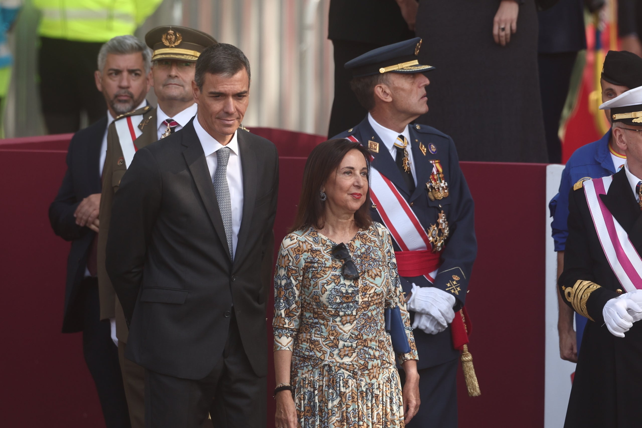 El president del govern espanyol, Pedro Sánchez, i la ministra de Defensa, Margarita Robles, durant el 12 d'octubre / Europa Press